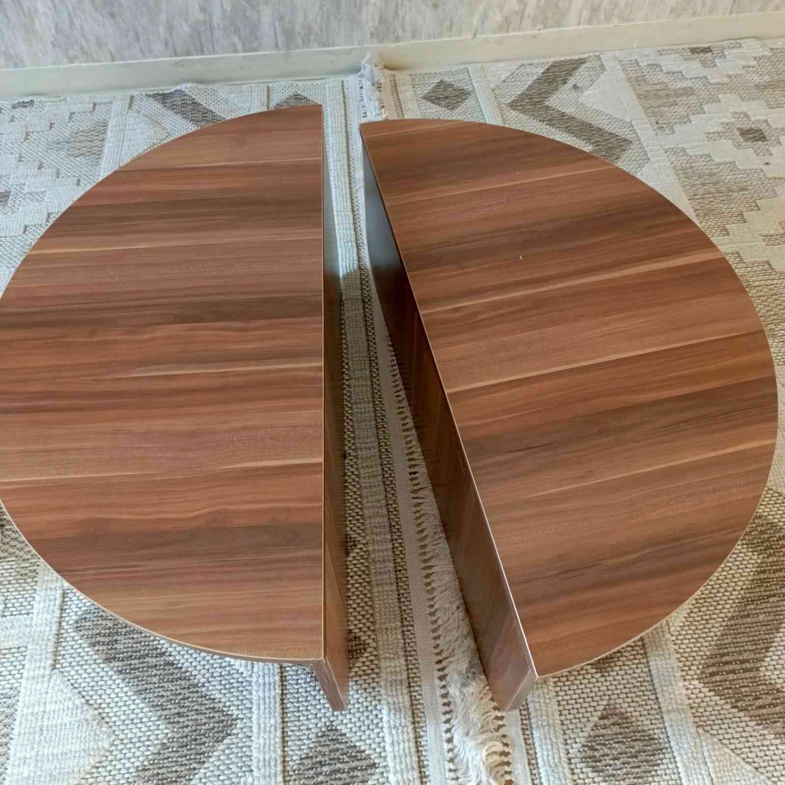 السلام عليكم عندي طبلة خشب ثقيل تصميم خاص تجي قطعتين نضيفة جدا جدا للبيع ***********
