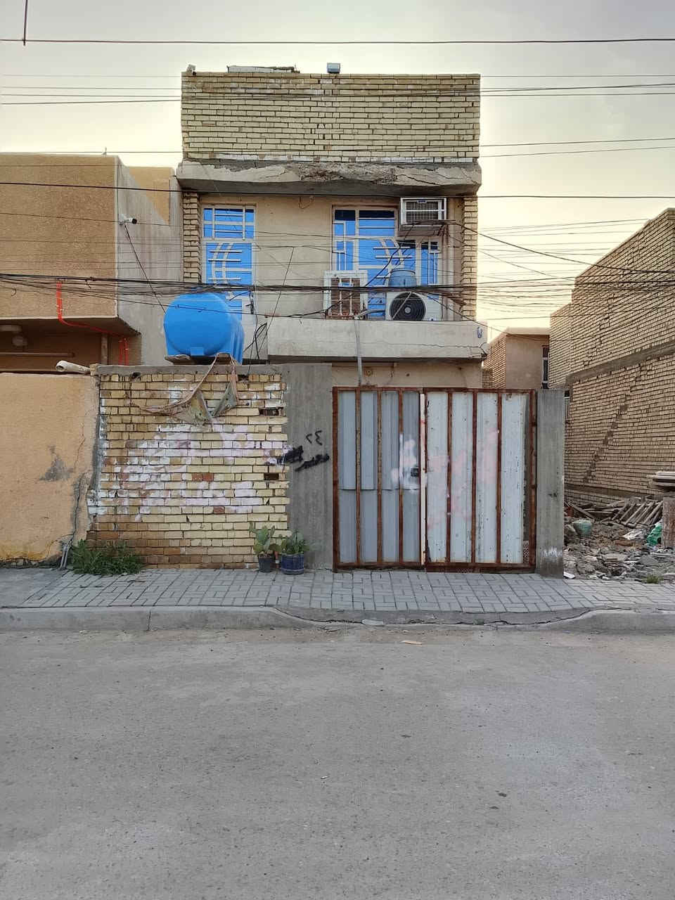 دار للبيع الشعب حي البساتين المساحه 100متر طابقين كامل يحتاجله بعض الترميم  عرض الشارع ١٠ امتر ماء مجاري كهرباء تبليط سند 25 السعر مناسب 👌
  ***********
