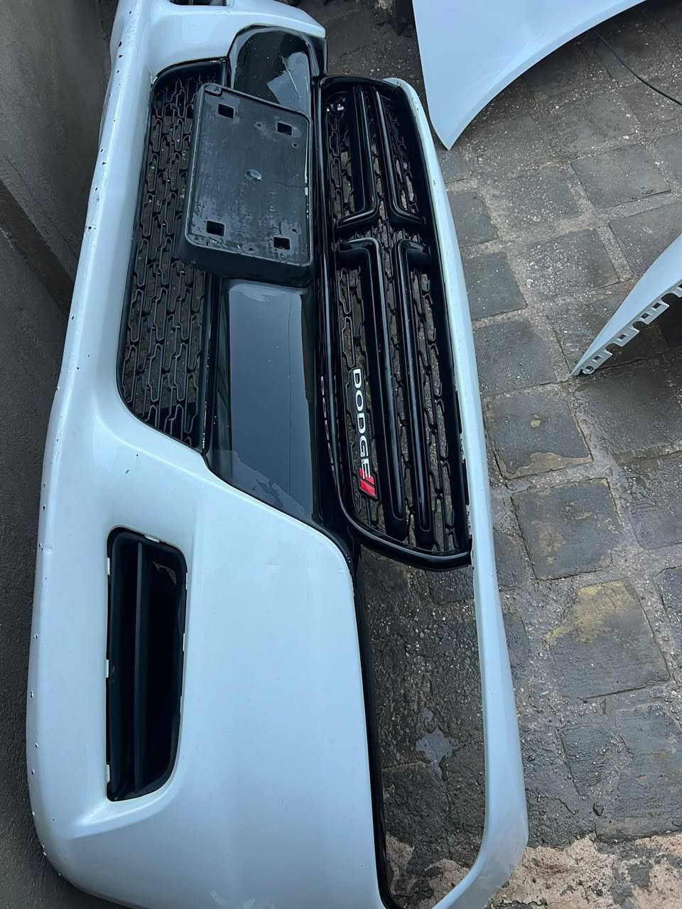 السلام عليكم//
مكلف بلنشر صاحبهن رقمه موجود 
للبيع __بنيد جارجر اصلي +دعاميه اماميه +خلفيه +زوج عتب نظافه جيده موديل ١٧
السعر  4$ اربع وراقات
مكان النجف
الاتصال /***********
