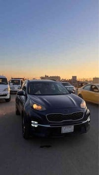 وبركاته  سبورتاج ٢٠٢٢ رقم بغداد باسمي  اللون نيلي .  حادثها بنيد مبدل ...