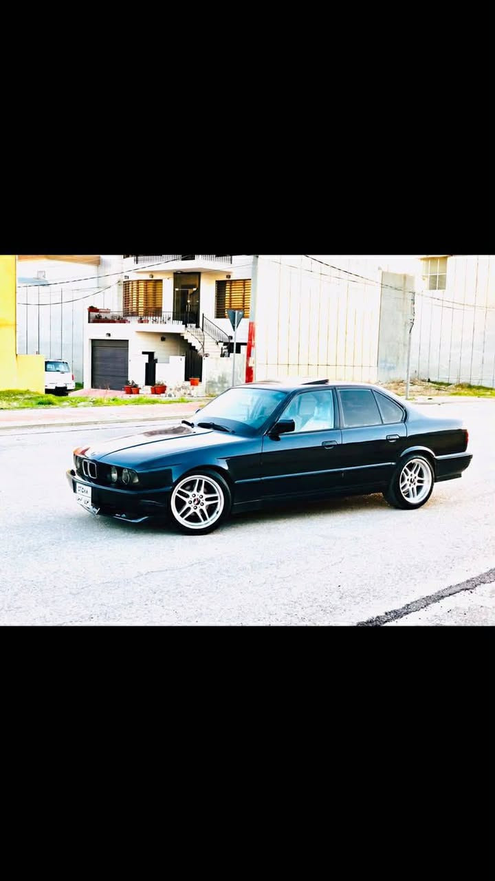 ئەم BMW بۆ فرۆشتن مۆدێل 91 فول  بیلاد 525 تۆماتیک سەیارەکە پێشو دوای کەپسە سەنەوی دوو مانگە بەسەر چووە بە ناوی خۆمەوە تەحویل و وەکالەت بە شەرت 2 وەرەقەو نیو خرامەی تیایە دوای مەعمەلە بۆت ئەگێرمەوە سەلایت دوو جامی کارەبا شوێن سلێمانی نرخی 50 مەعمەلەیەکی برایانە  ئەگەر مشتەریت تێل بکە ***********
