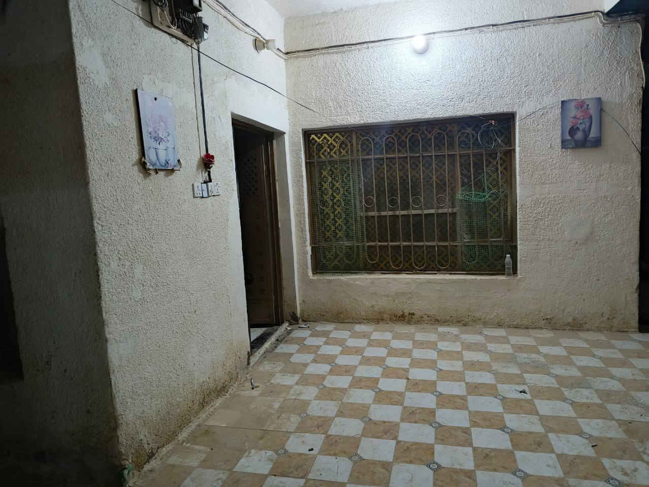 السلام عليكم للبيع في حي العسكري
دار للبيع الموقع  حي العسكري شارع الوكفه
مساحه 200 متر مربع طابو صرف 
بناء طابقين كونكريت 
الطابق الأرضي : غرفه استقبال وصالة عدد (2) 
مطابخ عدد (2)كراج سياره مجموعه صحيات عدد (2)
ممرات عدد (2) 
الطابق الأول : غرفتين نوم + صاله  مطابخ ( 2)
صحيات 
درج خارجي 
درج داخلي 
 مميزات اظافية  سطحين تقسيمه الى3 شقق استثمارية
الأستفسار اتصل ع رقم ‏‪***********‬‏
