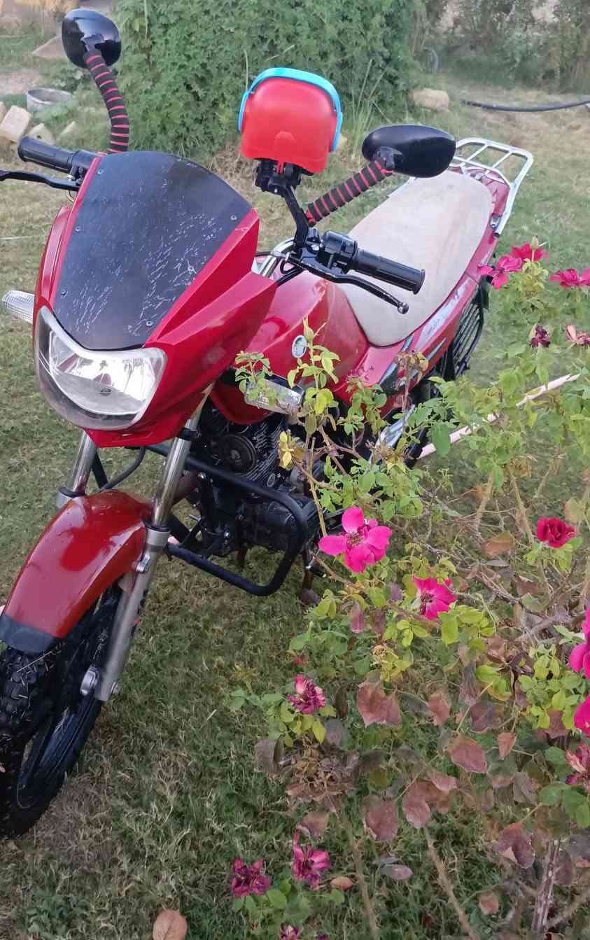 السلام عليكم 
دراجه سايم موديل 20 مگمرگه كامل+ اوراقها كامله +وصل الگمرگ موجود باقي  ع تسجيلها 
نضافتها مثل ما موضح واكثر  
محركها  مفتوح مره وحده 
كهربائيّات كلها شغاله سكن بگ لايت اشاير يمين يسار انارة جاملغات  بطاريه جديده+ نگره سلف+ مزوده منضومة زينون ڤان عالي ناصي 
ب استثناء دشبولها طافي اما الباقي كفاله عامه 
الجمجمه مبدله بجمجة 2017 جديده 
مكاني الگرمه 
متواجد فيس 
***********
