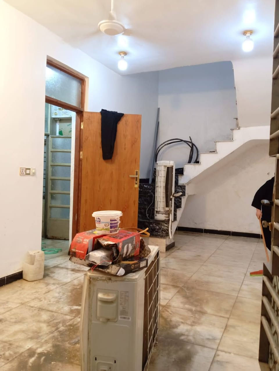 بيت مساحه 50 متر طابقين الطابق الأول استقبال مساحت درج ومطبخ حار وبارد وصحيات الطابق الثاني غرفه نوم العنوان الزعفرانيه الزوراء شارع مول الجوهره زراعي سند 25 للاستفسار الاتصال *********** السعر 55 وبي مجال بسيط
