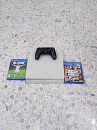 بلايستيشن 4 • سليم أبيض • قرص GTA V