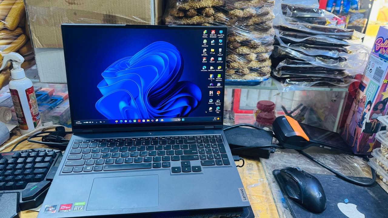 المعالج (CPU): AMD Ryzen 7 5800H (يحتوي على 8 أنوية و16 مسار، بتردد يصل إلى \bm{4.4} جيجاهرتز).
• كرت الشاشة (GPU): NVIDIA GeForce RTX 3070 بذاكرة 8GB GDDR6. هذا الكرت في نسخة "Legion" يأتي بقدرة واط عالية (TGP 140W)، مما يعطيك أداءً يقارب كروت الفئات الأعلى في الأجهزة الأخرى.
الشاشة (أبرز ما يميز هذا الجهاز)
• الحجم: 16 بوصة.
• الدقة: QHD بكسل (\bm{2560 \times 1600}).
• التردد: 165Hz.
• الميزات: تدعم HDR 400، وتقنية G-Sync، وسطوع عالي يصل إلى 500 nits، مع أبعاد شاشة 16:10 المريحة للعمل.
الذاكرة والتخزين
• الرام (RAM): يأتي أساساً بـ 16GB (قطعتين كل واحدة 8GB) من نوع DDR4-3200، ويمكنك ترقيتها حتى 32GB أو 64GB.
• التخزين (SSD): يحتوي على 512GB من نوع NVMe PCIe، ويوجد منفذ إضافي (M.2) داخل الجهاز لإضافة هاردسك SSD ثانٍ لزيادة المساحة
هذا الجهاز "وحش" في الألعاب (يشغل جميع الألعاب الحديثة على أعلى إعدادات بسلاسة) وممتاز جداً لصناع المحتوى، المهندسين، والمصممين بسبب دقة شاشته العالية وألوانها الواقعية وقوة المعالج كربلاء, العراق


**إذا كنت صاحب هذا الإعلان وتريد حذفه لأي سبب، رجاءا أرسل رسالة إلى الدعم الفني**