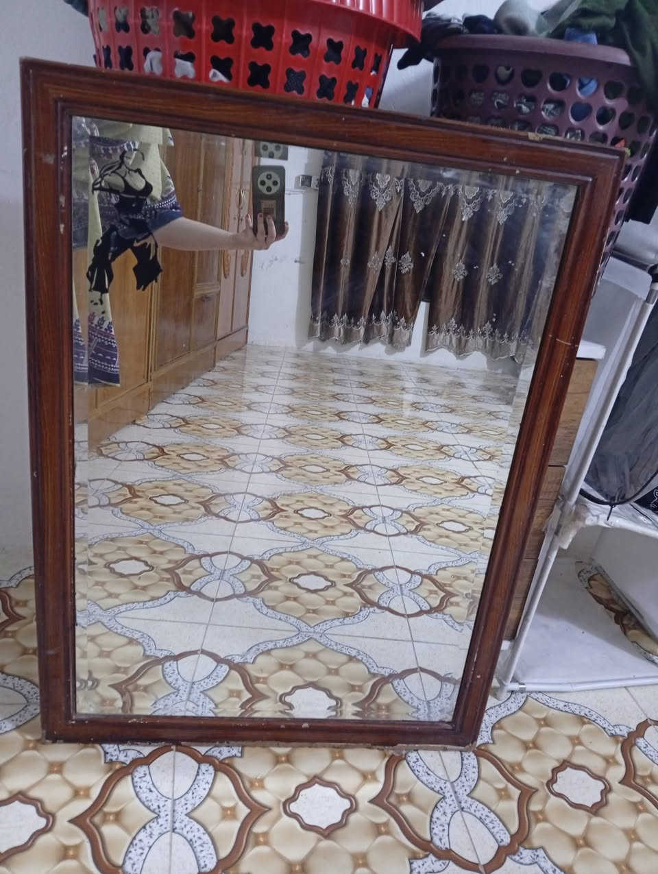 مرحبه
مرايه ثكيله ورزنه 
السعر 
عشرين الف دينار قابل لتفاوض
***********
