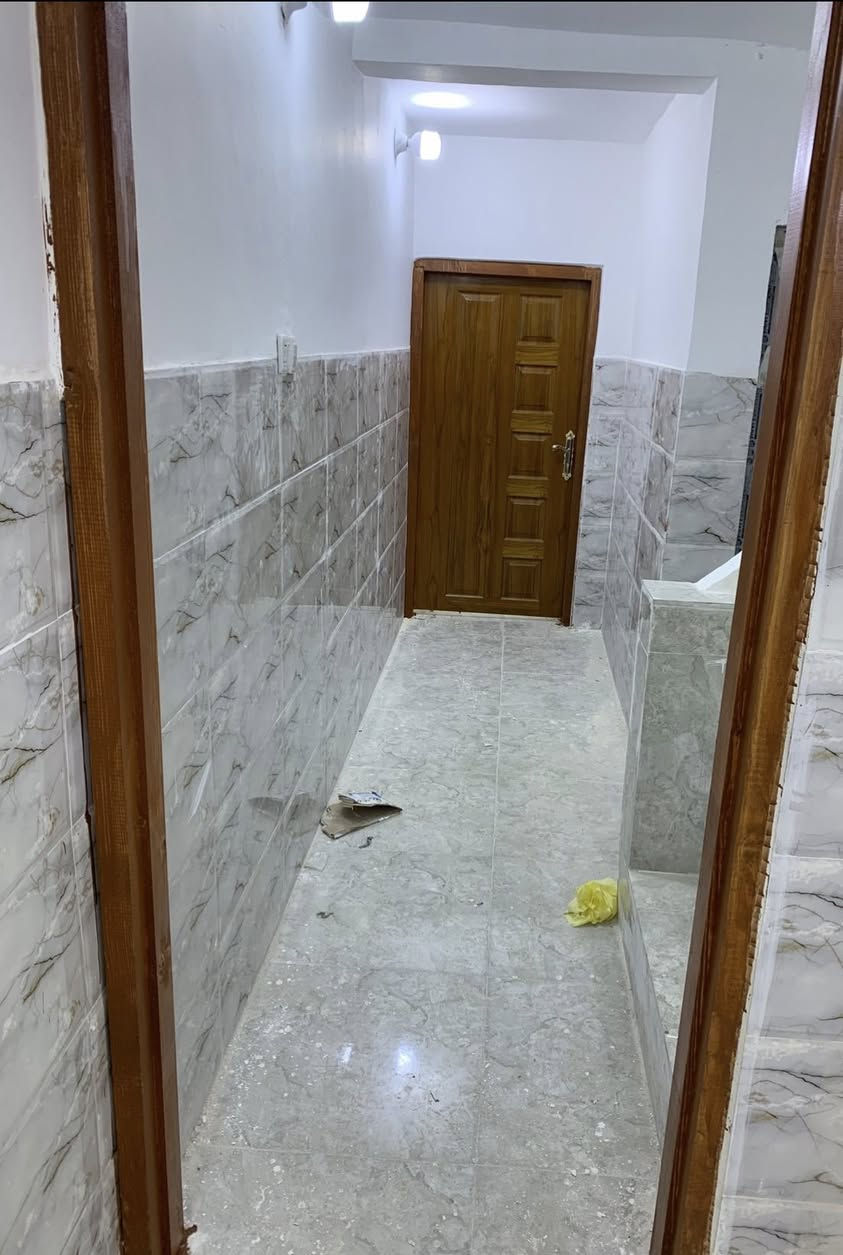 بيت للبيع المساحة 100 م ملك صرف الواجهه 5 والنزال 20 في الشرطة الخامسه قرب شارع المدارس يحتوي على كراج وصاله ومطبخ وخدمات وغرفتين نوم ترميم 2024 وحاليا مؤجر ب450 الف والسعر جدا مناسب 115 وبي مجال للتواصل مع صاحب الدار هاتف ***********
