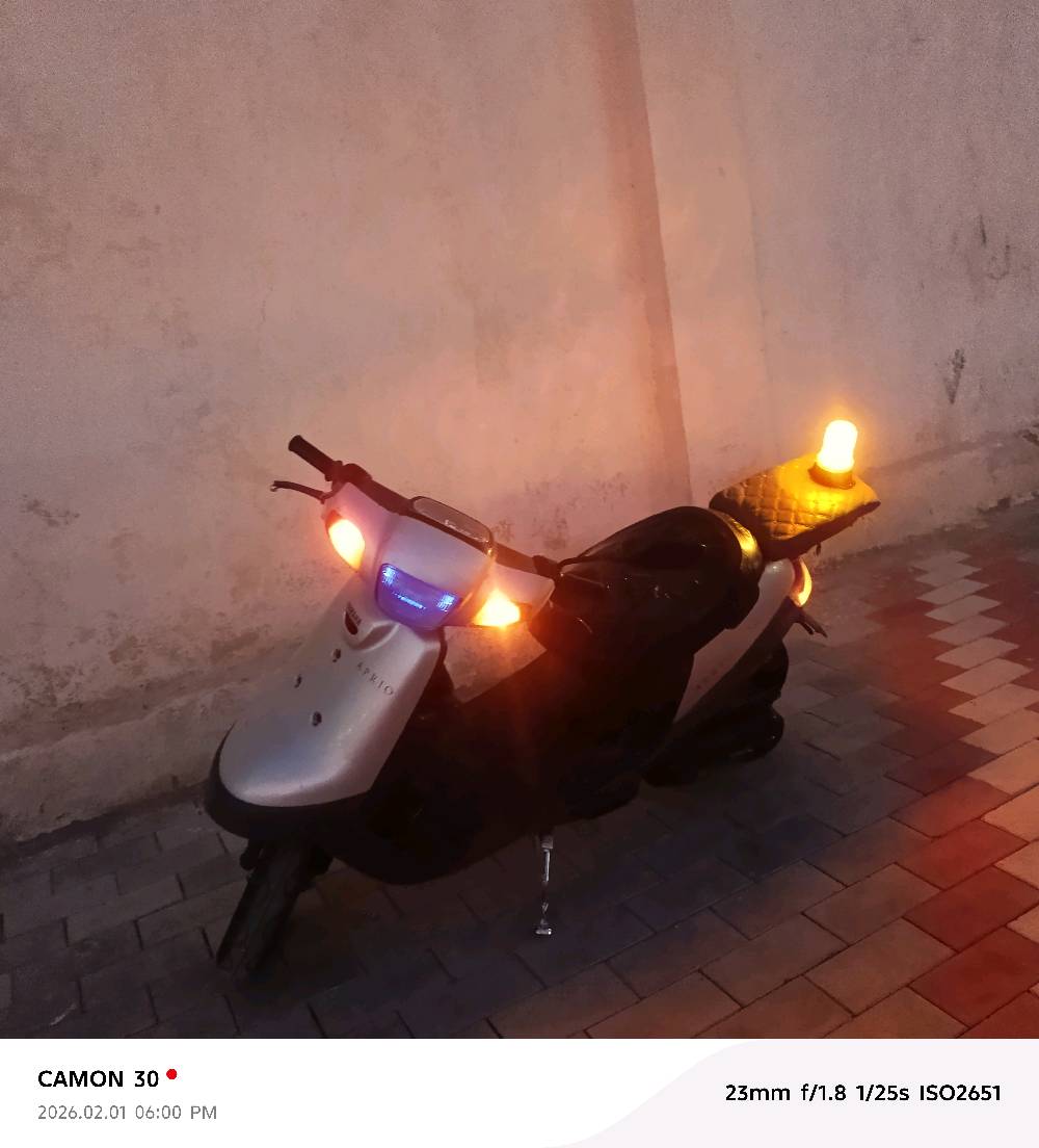 عندي دراجة نارية من نوع Aprio للبيع، بحالة جيدة. مواضبة على الصيانة والإضاءة تعمل بشكل ممتاز كما هو واضح في الصور. العداد يقرأ 33469 كيلومتر، ومركونة في مكان آمن كما في الصورة. مجربة وجاهزة للاستعمال الفوري، ومناسبة للتنقل داخل المدينة بكل سهولة.