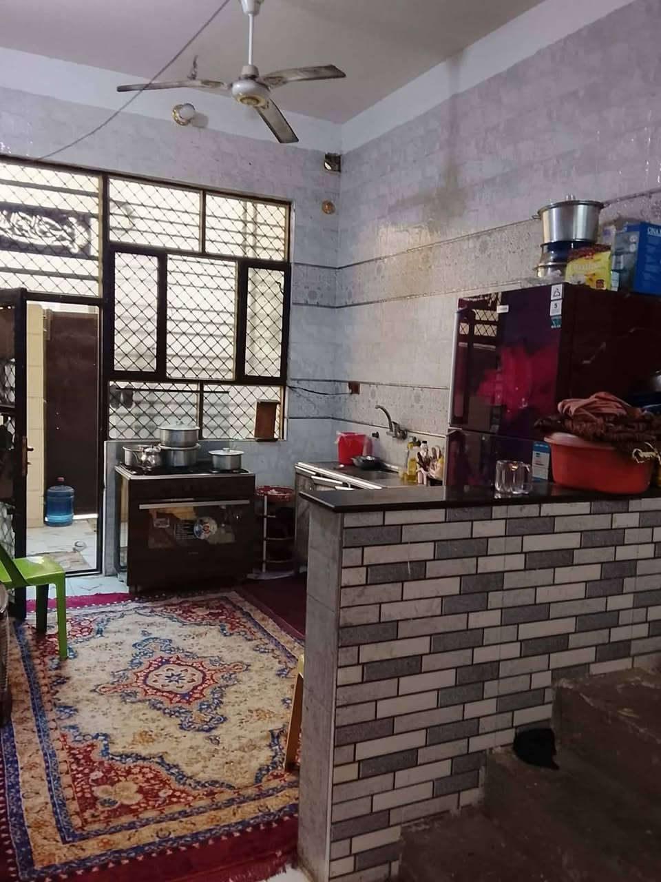 السلام عليكم عندي هذا البيت البيع المساحة 100متر طابقين بحي سومر خلف مدينة العاب ضوء القمر سند 25 قريب على شارع الحولي مآل ابو مهدي المهندس يحتوي على طارمه وستقبال مطبخ وصاله كبيره وصحيات داخلي وخارجية طابق ثاني بي غرفه نوم وصاله وبي غرفه ماكمل التواصل/***********/وعلى رقم واتساب ***********/ اني صاحب البيت اخوان السعر مناسب جدا
