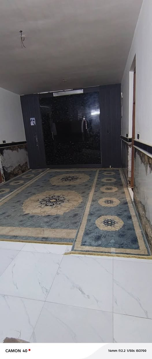 🏠 عقار للبيع  (خلفي)- حي الكفاءات
📍 الموقع:
شارع 50، منطقة الكفاءات.
✨ مميزات العقار والبنية التحتية:
 * المستوى: بناء عالي عن مستوى الشارع.
 * الخدمات: متوفر (خطين ماء، كهرباء، إنترنت، منظومة مجاري).
 * الهيكل: صب مسلح بالكامل.
🏗️ تفاصيل الطوابق:
1️⃣ الطابق الأول (جاهز بالكامل):
يتكون من المساحات التالية (بالأمتار):
 * الاستقبال: 5 \ 4
 * الصالة: 9 \ 4
 * المطبخ: 3.5 \ 3.5
 * الغرفة الأولى: 4 \ 3.40
 * الغرفة الثانية: 4 \ 3.40
 * الحمام: 1.5 \ 1.5
 * المنور: 1.5 / 1.5
 * الترك: 1.5 / 6
2️⃣ الطابق الثاني:
 * المساحة: نفس تصميم وقياسات الطابق الأول.
 * الحالة: يحتوي على غرفة واحدة مكتملة بمساحة (5 \4 ).
 * الملاحظات: باقي أجزاء الطابق الثاني تحتاج إلى (لبخ/بياض، تأسيسات كهربائية، وأرضية).
> ملاحظة: التفاصيل الإضافية موضحة في الصور و الفيديو  
***********
***********
