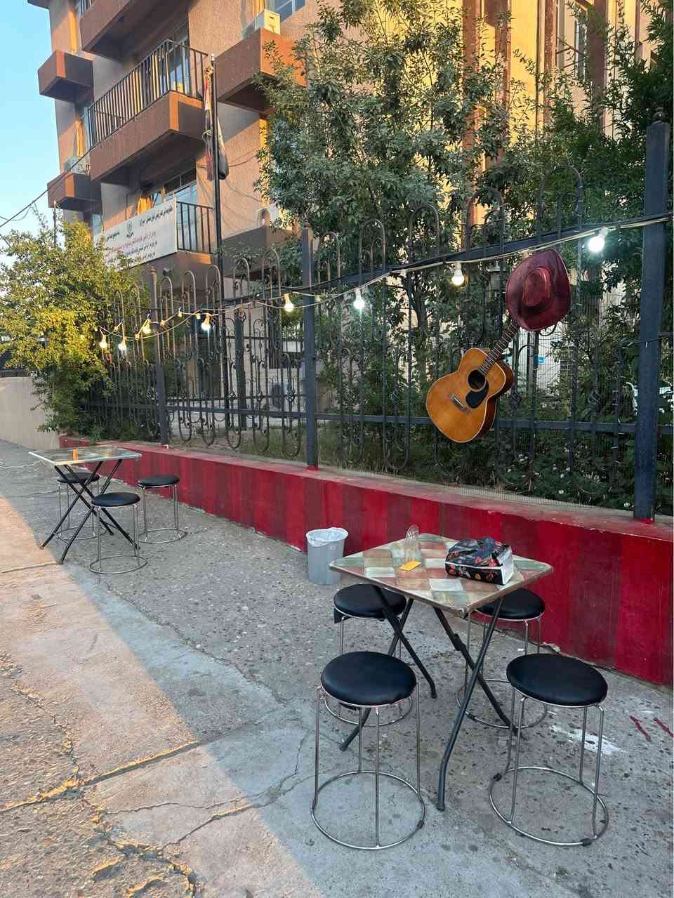 کۆشکی بەرگر 

بزنسێکی حازر و بزر بۆ فرۆشتن لەسەر جادەیەکی بەناوبانگی قەرەباڵغ بە کامل ئەشیاوە 
ئەم کۆشکە لە هیچی نەقس نیەو لەسەر ئیشەو بازار و موشتەری بەردەوامی هەیە بە کامل ئەشیاوە بۆ فرۆشتن 
گڕێل 
جیهازی سورکردنەوە 
بەرادێکی گەورە
مجەمیدە
دوو سەلاجەی بچوک
٤ مێز و کورسی 
دوو چادر 
مێزێکی بچووک بۆ شتێک بتەوێ ئیزافەی بکەی 
کامل تەرتیباتی بۆ کراوە بۆ هەبوونی ئاوی بەردەوام 
هەبوونی پەیجێکی  فوول ئەکتیڤ و بەقوەت 
بێ کەم و کورتیە و لە زەلامێکی کاسبی کەمە 
تکایە ئەگەر کریار نیت پەیوەندی مەکە یان نامەنە مەنێرە 
لە خزمەتاناین 

*********** السليمانية, العراق
