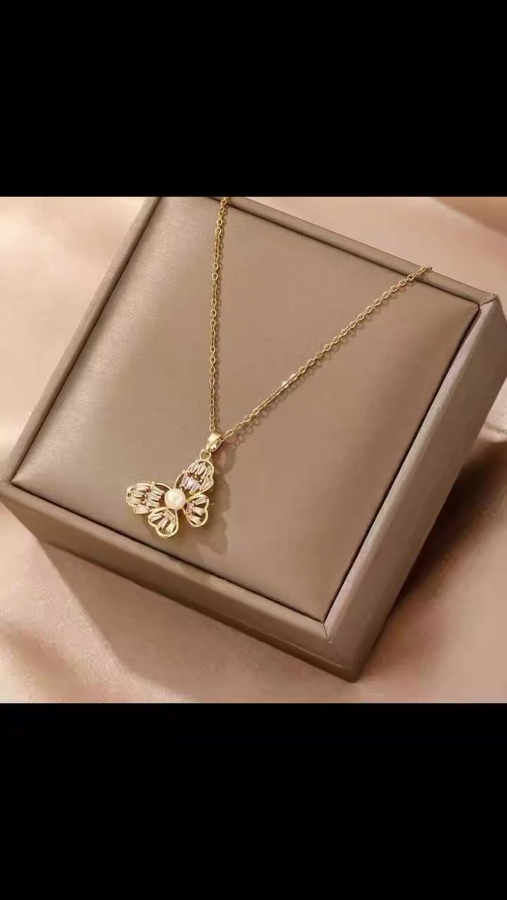 #قلادة الفراشة🦋

لصاحبات الذوق الرفيع 💋
قلادة نسائية فاخرة مطلية بالذهب مع ميكرو مرصعة بحجارة الزيركون مع لؤلؤ 
✅طلاء ثابت
✅ذهب برازيلي اصلي
✅ مايتغير لونهه
✅متوفر باللون الذهبي
الاصلية 💯 الحجر الداخلهة اصلي زجاجي وليس بلاستك لون المعدن طلاء ثابت جداا 

🚘يوجد خدمة توصيل لجميع محافظات العراق


**إذا كنت صاحب هذا الإعلان وتريد حذفه لأي سبب، رجاءا أرسل رسالة إلى الدعم الفني**