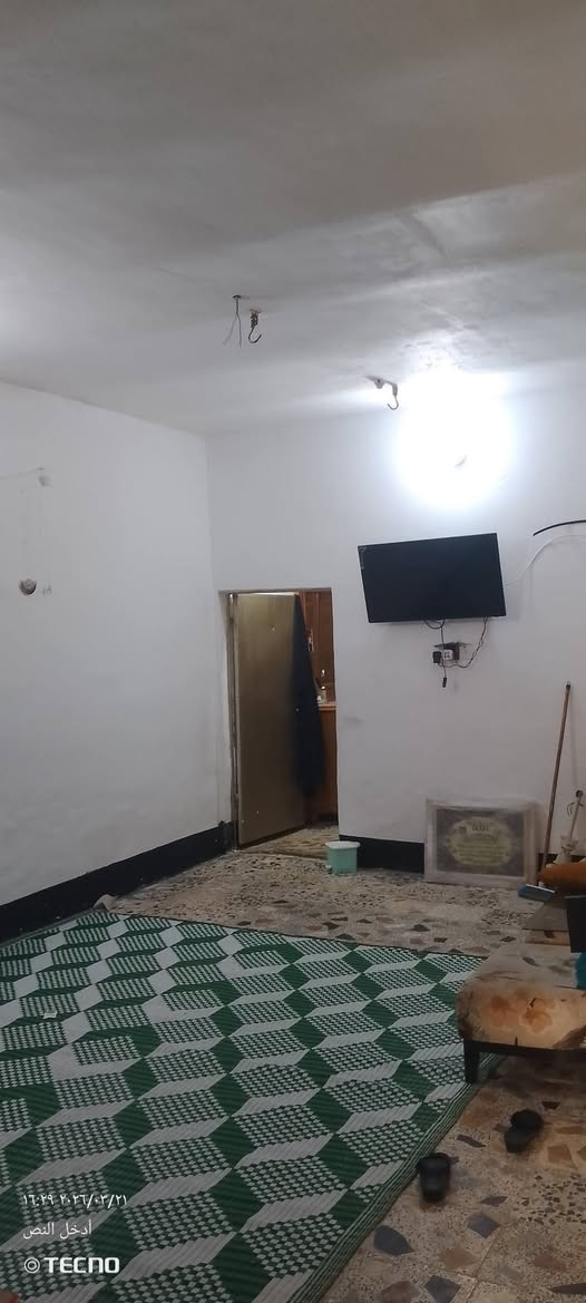 السلام عليكم دار للبيع حي الرحمن شارع المقرنص 
140/م/ غرفة نوم 5×4/ صاله /8×5/استقبل 3×5/
السعر /45/وبي مجال 
رقم /***********
