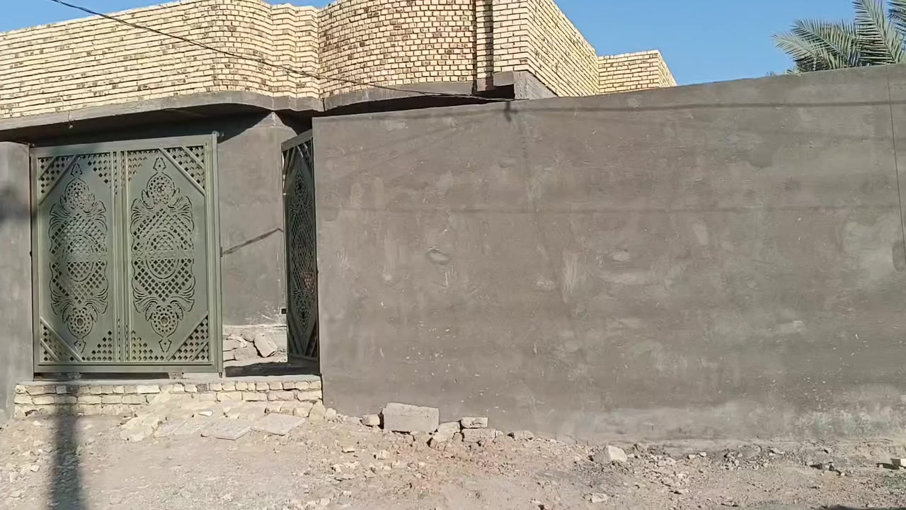 بيت مع بستان لبيع عد ال اديبس قرب متوسط الجامعه بناء حديث ويحتوي على غرف 2صاله مطبخ دوانيه كونكريت مسلح سطح اشتايكر صحيات داخليه خارجيه ويحتوي البستان عله 25نخله وشجار متنوعه البستان مسيج موحكم ويقع عله شارع 10متر الشراي يتصل عله الرقم ***********
