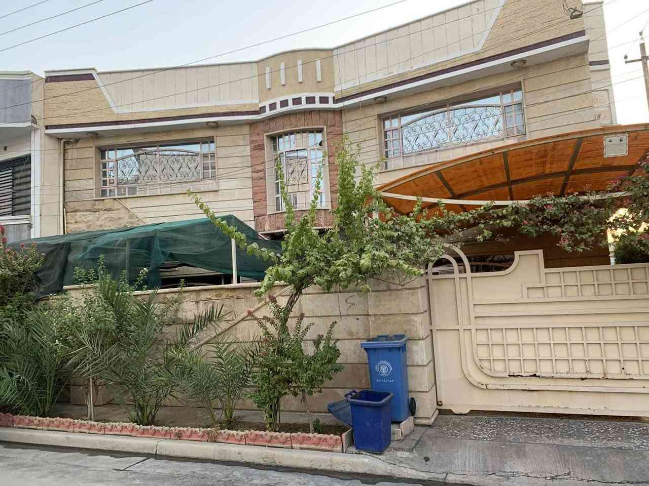 دار للبيع في حي الجهاد مساحة 300 متر موقع مميز 
ركن وقريب على الشارع العام بسعر جداً مناسب 
للتواصل والاستفسار واتساب ***********
