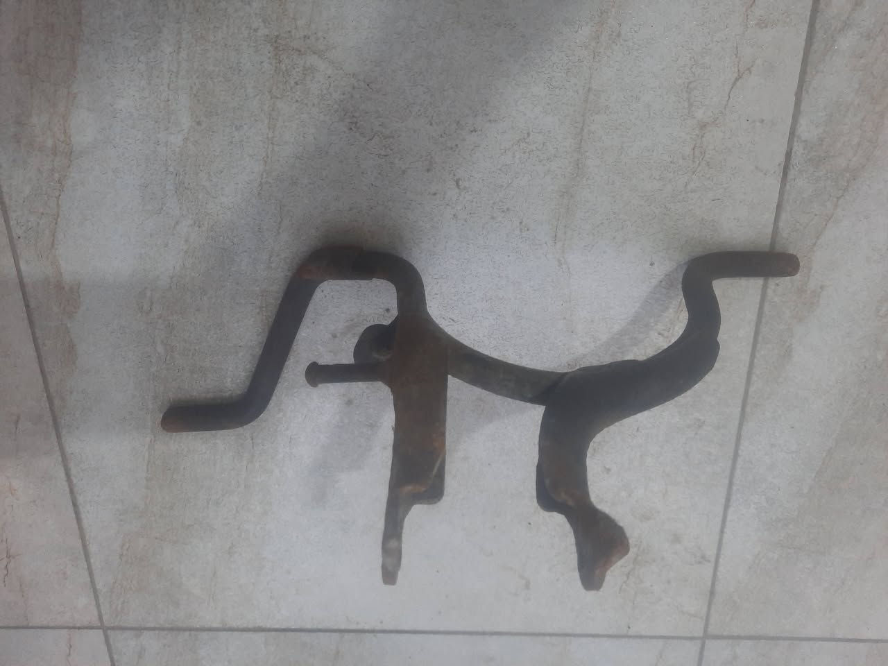 ستانه خطين أصليه نضيفه ترهم عل منغولي و البتره الخطين و البيجي
السعر 25 وبيه مجال

تانكي أصلي السعر 10

رقم التلفون ***********
