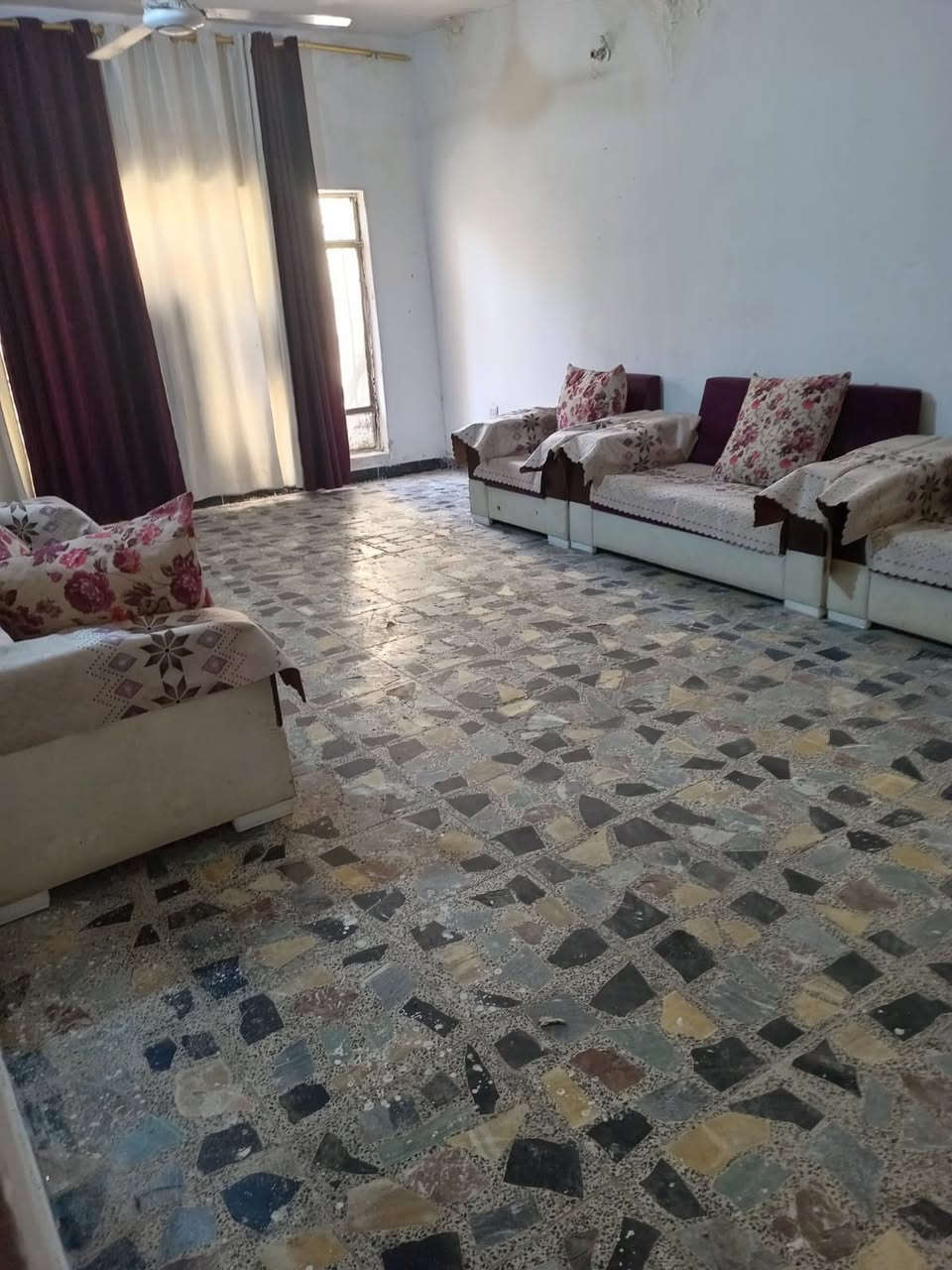 بيت في شهداء البياع بغداد مساحتة(200)متر بناء مسلح طابقين طابو صرف في اربع غرف وصاله ومطبخ وحمامات اثنين مدخل البيت كراج سياره وحديقه و بابين باب مطبخ وباب استقبال وغرفتين وحمام جوه وبل طابق الثاني ايضاً غرفتين وحمام وسطحين كبار عالي وناصي
البيت كبير وتدخله الشمس صاير ع شارع بصف الركن 
سعره(325) مليون لاستفسار اتصال ع هذا الرقم  (‭0770 395 2362‬)
وتوفيق لجميع
