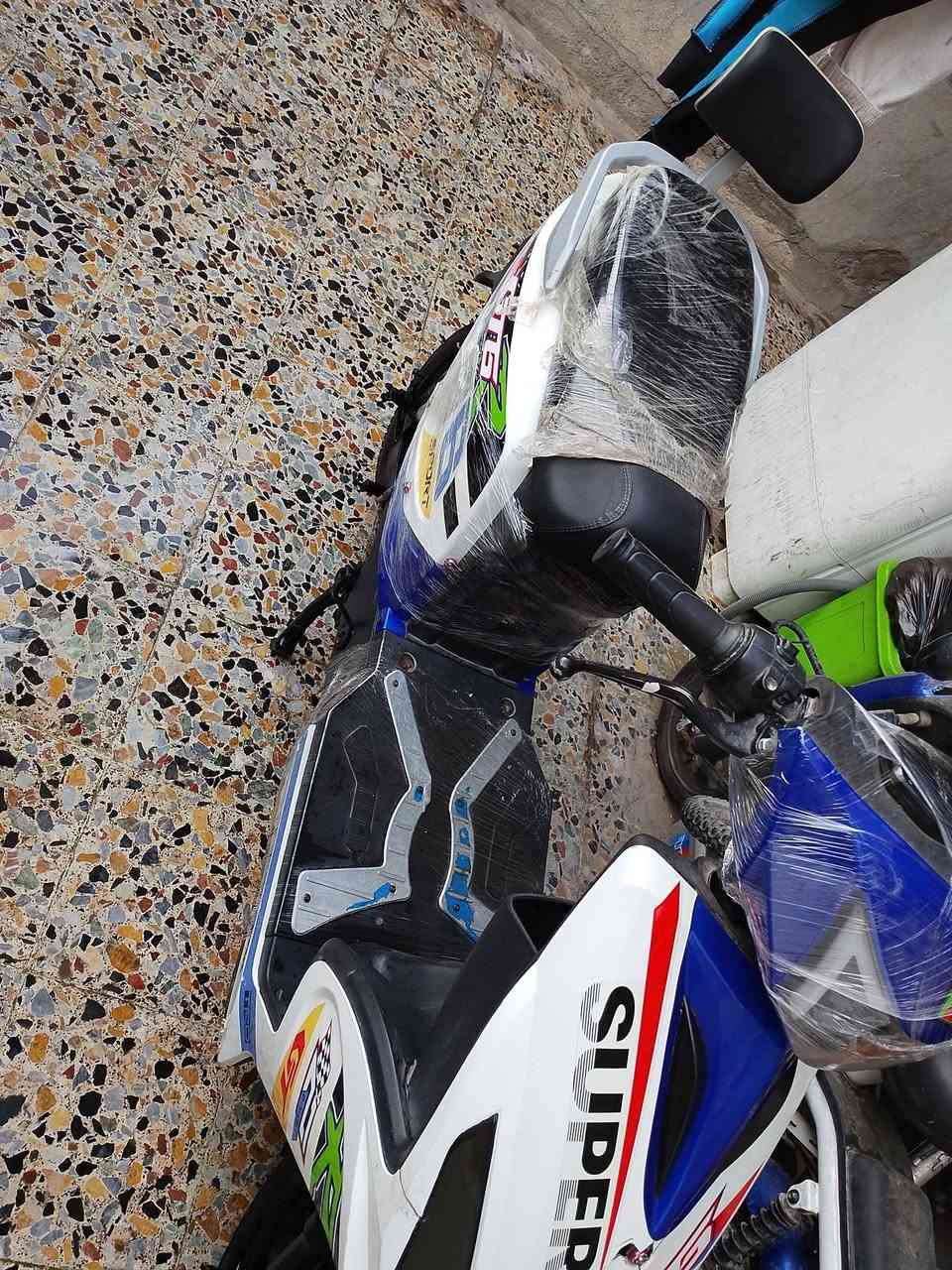 السلام عليكم ماكس شحن مضلع
دراجه نضافه ٨٠بل ميه نفس البصوره ونضف بعد بصمتين وسويجين
بيهه نضام بك وتقرالك العطل بل شاشه نقص بريك خلفي فقط سعر ٤٥٠ وبيهه مجال ***********
