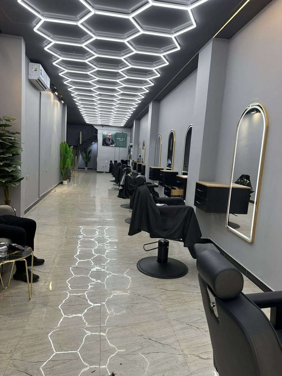 �
💈سنتر AZ 💈يعلن عن حاجته إلى حلاقين محترفين ✂️

📍 بغداد – القادسية📍

نبحث عن ناس عندهم:
✔️ خبرة بالقصات الحديثة (Fade, Skin Fade, تدريجات)
✔️ شغل نظيف ومرتب
✔️ تعامل راقي ويا الزبائن

💎 المميزات:🔥

* العمل داخل سنتر راقي
* زبائن مستوى عالي
* فرصة دخل قوي وتطوير مستمر

🚨 إذا تشوف نفسك مناسب، لا تضيع الفرصة🔥

📞 للتقديم راسلنا خاص أو اتصل: (***********)
