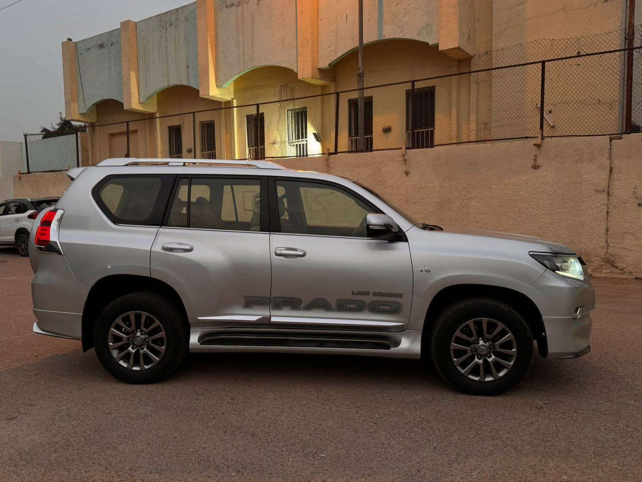 السلام عليكم 
برادو موديل 2018 وارد كويتي vx
فول مواصفات
مكينه 6 سلندر 
بصمه 
فتحه 
كشنات تدفئه وتبريد
كروز سرعه 
كامره خلفيه 
لايت زنون 
مانع انزلاق 
فور ويل 
وباقي الماصفات معروفه 
ماشيه 88 الف كيلو السياره نضيفه جداً 
بيه تبديل بنيد بسبب الفابلون ونص جاملغ خلفي يسره صبغ بسبب شخوط رقم سليمانيه بأسمي للبيع فقط السعر 340 ورقه وبيه مجال الاستفسار *********** بغداد, العراق
