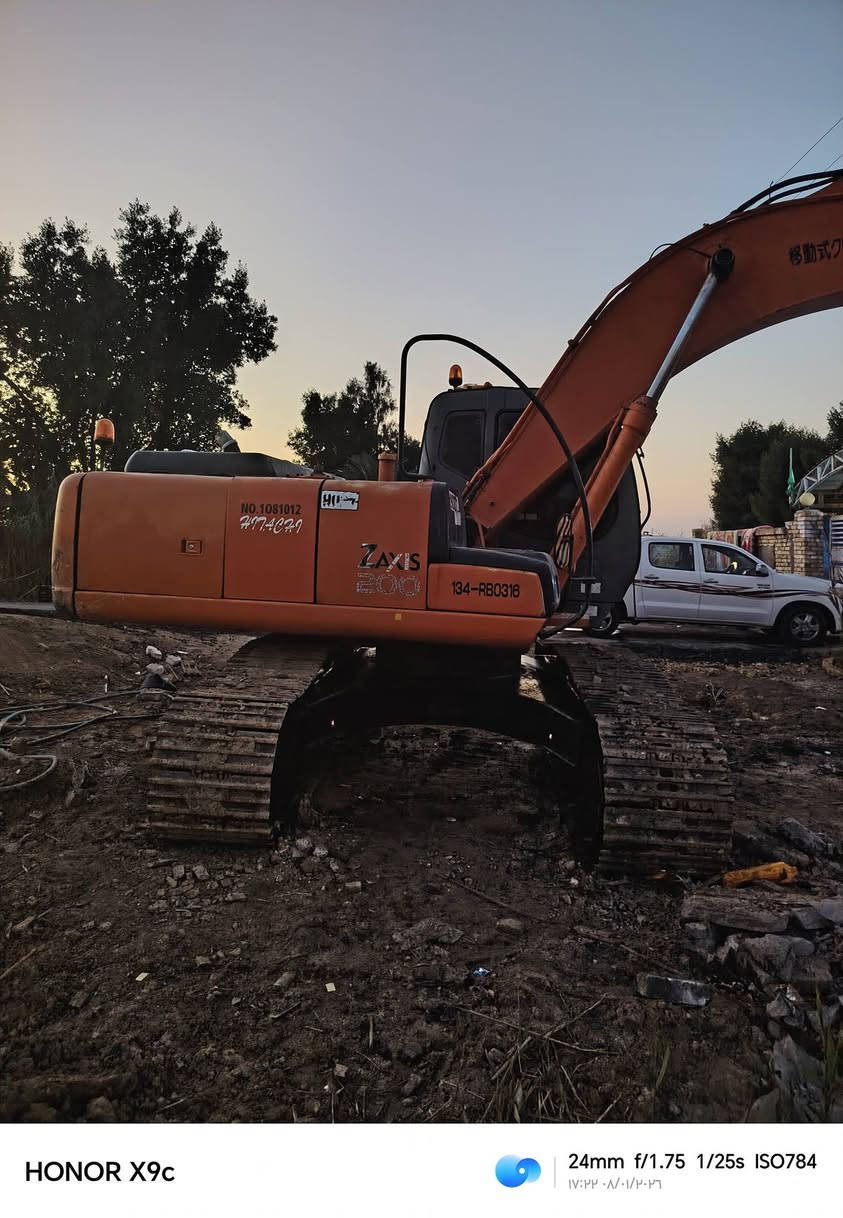 سلام عليكم  حفاره للبيع زت عادي
موديل 2003 مكفوله كفاله 
الا ستفساره***********
