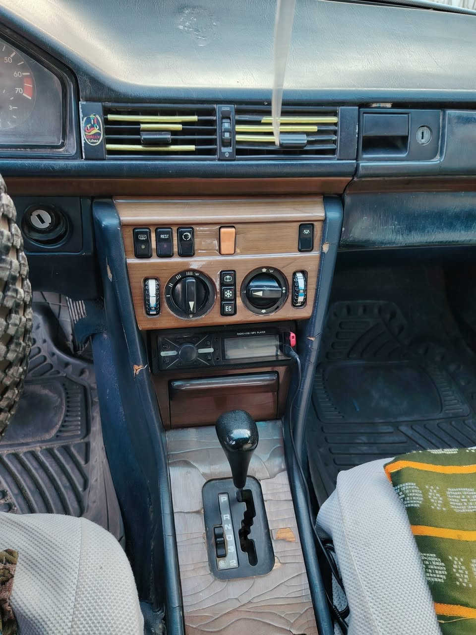 للبيع مارسيدس موديل 87 محدث مكينه 3000 vvt رقم الماني بغداد بسمي سياره نضيفه مكانها ناصريه مركز رقم صاحب السياره ***********  سعره 65$
