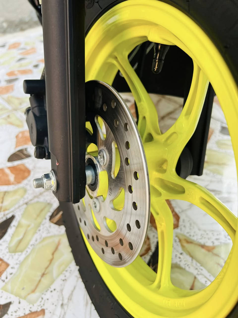 سلام عليكم دراجه للبيع زت ار 2025لون زيتوني الدراجه شوفت عينك قبل شهر من طلعت الدراجه خير من الله متواجد عله الفيس 
أو اتصال 📞 ‭0787 850 5567‬
