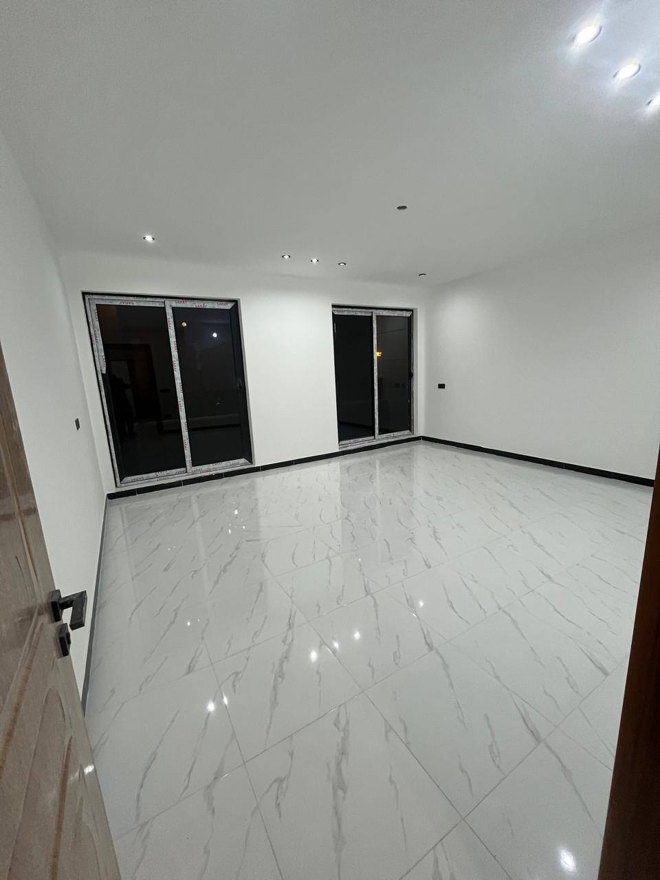 عملنا في بغداد فقط تسليم مفتاح كرسته وعمل ترميم إضافة بناء تسليم هيكل عظم بدون باب وشباك سعر المتر المربع للهيكل كرسته وعمل ١٨٠ الف يتضمن الفقرات التاليه
دفن وتعديل الأرض بمادة السبيس مع مستوى وزن الشارع
مع الحدل بحادله كبيرة
رش مبيدات كلوردين قاتل الحشرات
تسقيط وتخطيط الخارطه على الارض مع فرش نايلون زراعي نوعيه جيده
عمل المجاري حسب مخطط الخارطه نوعية امل الشريف المصري
تسليح الرفت يكون حسب مخطط الخارطه مع حصيرتين تسليح
صب الرفت بمواد درجه اولى اسمنت مقاوم رمل اخيضر حصو مكسر او صب بم  كونكريت جاهز حسب طلب الزبون
يكون ارتفاع الرفت ٤٠ سم
صب بتلو ٢٠ سم حسب المخطط
بناء بالطابوق الجمهوري بارتفاع ٣،٣٠ للطابق الأرضي
عمل حداده ونجاره صب السقف نوعية الشيش عراقي اف اف أو سوبر أو ماس رباط ٣٠ سم على كل البيت مع السقف
بناء الطابق الثاني بارتفاع ٣،١٠ نفس مواصفات الطابق الأرضي مع مردات ماء ٢٠ سم
بناء البيتونه مع صب السقف حسب مساحة الخارطه مع الستاره بارتفاع ١،٧٠ سم
يشمل الهيكل المجارى كاملة مع مرازيب السطوح والبلكونات
مع تأسيس أنابيب السبالت مع تأسيس جكشنات سبور لايت السقوف
علما عملنا بغداد نقد فقط
للتواصل ***********
