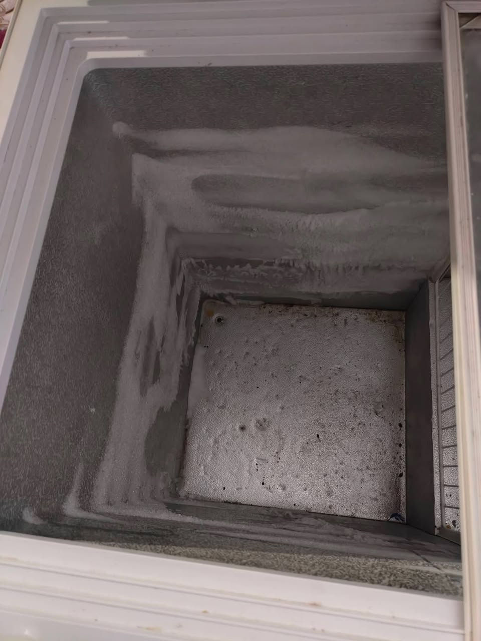 السلام عليكم مجمده رويال للبيع المجمده بلاديه نضيفه السعر ١٧٥٠٠٠الف وبيه مجال الاتصال على الرقم ***********
