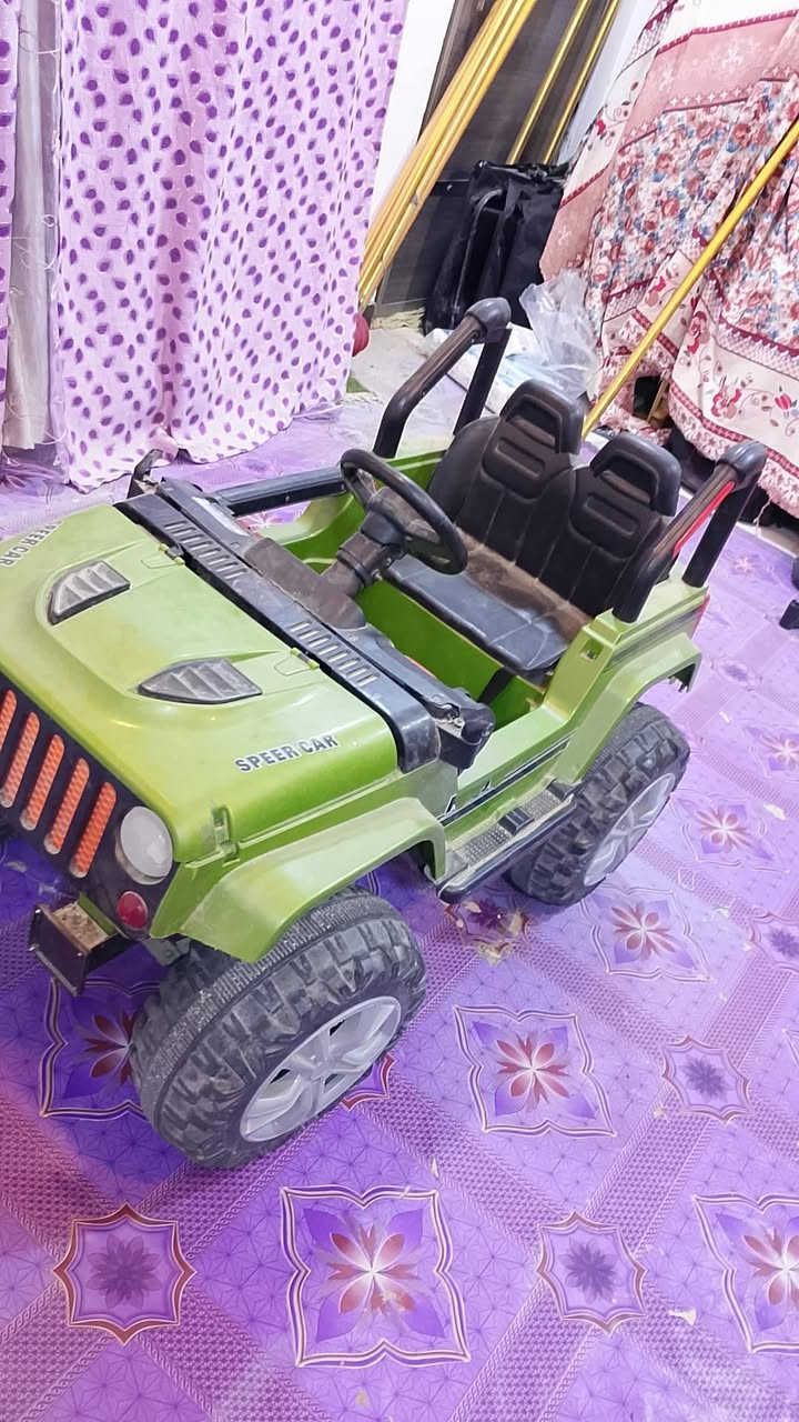 سيارة اطفال شغاله على الباتري نظيفه وجديده***********
