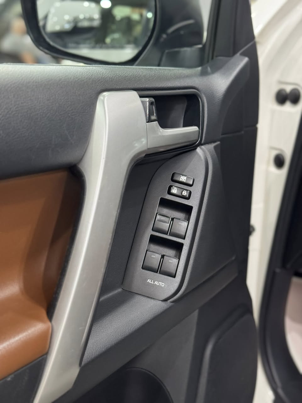 🧿معرض الملك لتجاره السيارات 🧿 
العنوان_ معارض النهضه _ الفرع الثالث _ فرع المصرف 

        تيوتا  برادو 2022 سبعينيه سبير تعليك 

#المواصفات

 🔹النوع :  تيوتا برادو 

🔹الفئة: TX.S

 🔹الموديل : 2022 لون ابيض  

🔹بصمة تشغيل عند بعد

🔹داخل قرميدي 

🔹بكليت لد 

🔹تحكم ستيرن

🔹ويل كب حجم 19 

🔹شاحن واير ليس

🔹شاش + كامره 

🔹حساس خلفي 

🔹كشنات جلد 

🔹كشنات عدد 2 كهرباء 

🔹مري شفط 

🔹فتحه سقف 

🔹كروس سرعه 

🔹بصمه + تشغيل عن بعد 

🔹ثلاث قطع تبريد 

🔹فتحت USB

🔹شاحن واير ليس 

🔹ثلاجه.  

🔹نضام الدفع الرباعي 

العنوان / بغداد / النهضة / الفرع الثالث فرع المصرف

========================
للاستفسار اكثر عن تفاصيل السيارة يرجى مراسلة صفحتنا على فيس بوك او الاتصال بالمعرض  مباشرة عن طريق الرقم الخاص في المعرض : 
📲***********
***********
