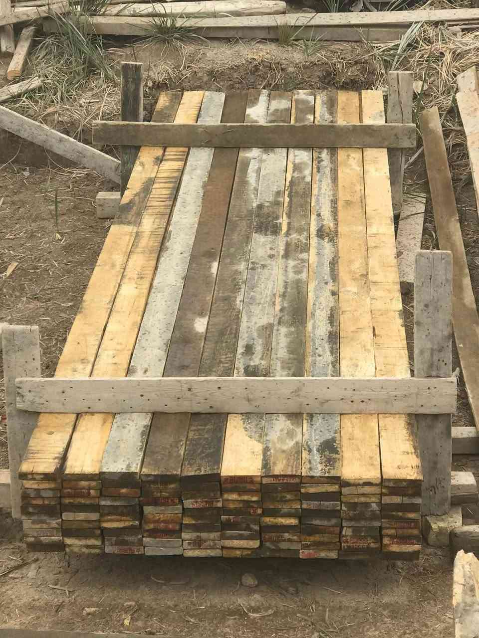 خشب للبيع لوح طول 4متر مكعب جديد +سير +مقاصير العدد الكلي مكعبين.   السعر مناسب  ‏‪***********‬‏
