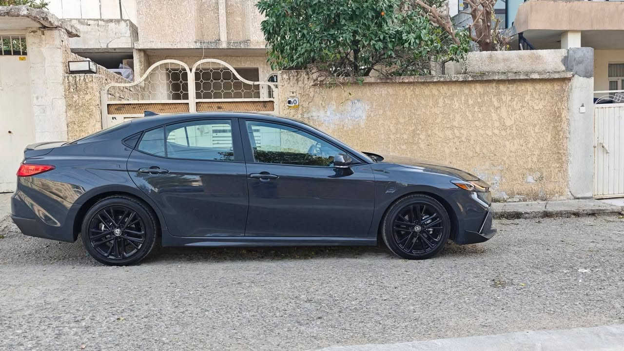 🚘 للبيع – تويوتا كامري 2025 SE Hybrid 🚘
✨ هايبرد | أمريكي | اقتصادي وقوي ✨
🔹 الموديل: تويوتا كامري 2025
🔹 الفئة: SE Hybrid
🔹 النوع: هايبرد (Hybrid)
🔹 بلد التجميع: الولايات المتحدة الأمريكية 🇺🇸
🔹 عدد المقاعد: 5 أشخاص
🔹 ناقل الحركة: أوتوماتيك متغير السرعة (eCVT)
🔹 نظام الدفع:
▪️ دفع أمامي FWD (قياسي)
⚙️ المحرك والأداء:
✔ محرك 2.5 لتر 4 سلندر
✔ نظام Toyota Hybrid System
✔ القوة:
▪️ 225 حصان (FWD)
✔ أداء هادئ وتسارع ممتاز بالاستخدام اليومي
⛽ صرفية الوقود (اقتصادية جدًا):
✔ FWD:
▪️ 48 ميل/غالون مدينة
▪️ 47 ميل/غالون طريق سريع
≈ 20.4 كم/لتر
🧰 التجهيزات والراحة:
✔ شاشة وسطية 8 إنش
✔ Apple CarPlay & Android Auto
✔ شاشة عدادات رقمية 7 إنش
✔ شاحن لاسلكي
✔ منافذ USB متعددة
✔ مقاعد جلد
✔ تكييف أوتوماتيك ثنائي المناطق
✔ مقود متعدد الوظائف
✔ تشغيل بصمة (Push Start)
🛡️ الأمان – Toyota Safety Sense:
✔ كبح تلقائي للطوارئ
✔ تحذير تصادم أمامي
✔ مثبت سرعة ذكي
✔ الحفاظ على المسار
✔ مراقبة النقطة العمياء (حسب الفئة)
✔ كاميرا خلفية
✔ ABS / EBD / Brake Assist
📌 ملاحظة مهمة وبكل وضوح:
🔸 السيارة بيها قطعتين صبغ (بنيد وجاملغ)
🔸 الشاصي سليم 100%
🔸 صور الحادث مرفقة بالمنشور للشفافية
💰 السعر: 225$
📄 الورقة: بيها مجال بسيط
📞 للاستفسار:
7724046107
❌ غير متواجد على الفيسبوك
#سوق_بغداد
