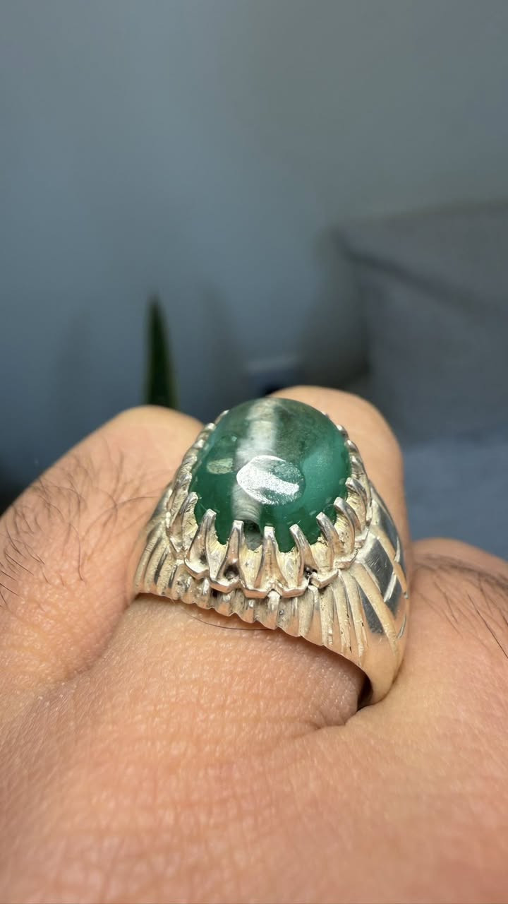 هاي القطعة مال العيد ما تتكرر  تحفة من نوادر الياقوت الاخضر  اندر لون بالياقوت قديم عباسي مشگول صياغة صاحب ثقيل يدوية  ***********
