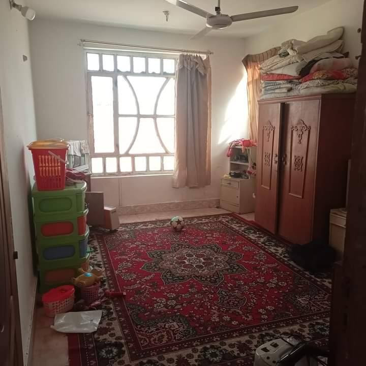 السلام عليكم دار للبيع المسحه  300 متر مربع طابو صرف بسمي العنوان سيف سعد مجاور الشقق قريب ع الشارع العام كلش يتكون من مطبخ سيراميك استقبال و غرفتين وحمامين شرقي وغربي الطابق الثاني غرفه و صاله وحمامين وبالبيت كله سراميك وحديقه ع طول البيت 75 مع ضمن البيت مراوس بشتمل أو بيت في بعقوبه للستفسار على الرقم *********** واتساب مفتوح فقط و خط
