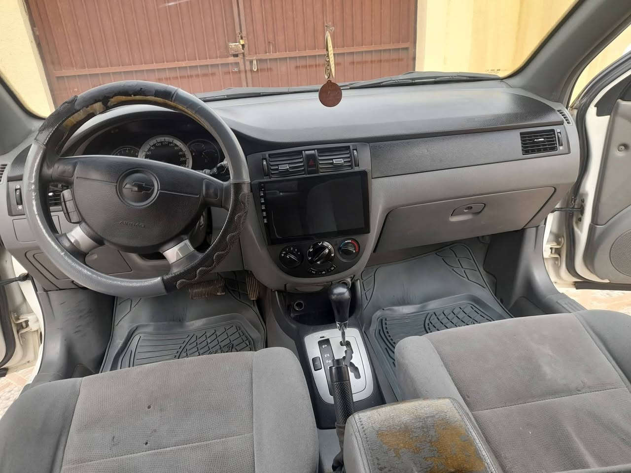 السلام عليكم 
اوبترا 2010 رقم دهوك سيارة بأسمي وبيها كابون 
تعمير محرك لا صرف لا نفخ 
بيها تبديل جاملغ امامي جهة السايق 
وشبر صبغ بالباب  
شاشة وكاميرة 
تبريد تدفئة 
سيارة جاهزة من كهربائيات كلشي بيها شغال
سعر 83 $بيها مجال بسيط 
مكاني ناحية وانة
رقم الهاتف ***********
