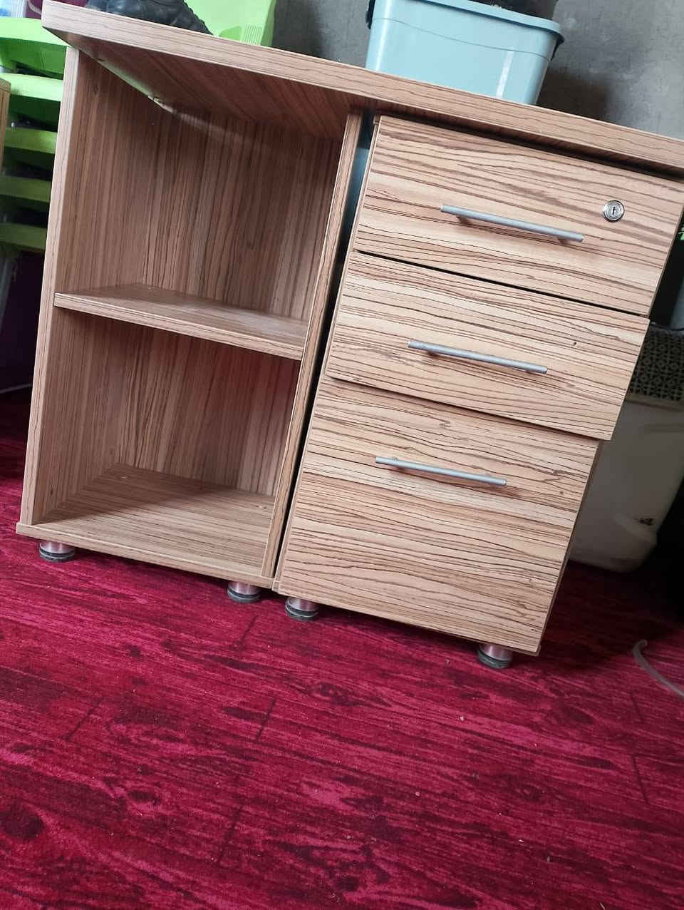 من رخصة الامن
ملحق عدد(٢)يرهم مكتبه حافظة حقائب
كراسي عدد٢ دوار 
مطفئة حريق عدد٢
شمعات كهربائيه مكافحة الحشرات
كومدي خشب جرارات عدد١ مع ملخق
فلترماء أصلي عدد١
ثلاجه LG
بلجكتور 
راوتر حديث لكيبل ضوئي 2
اتصال ***********
