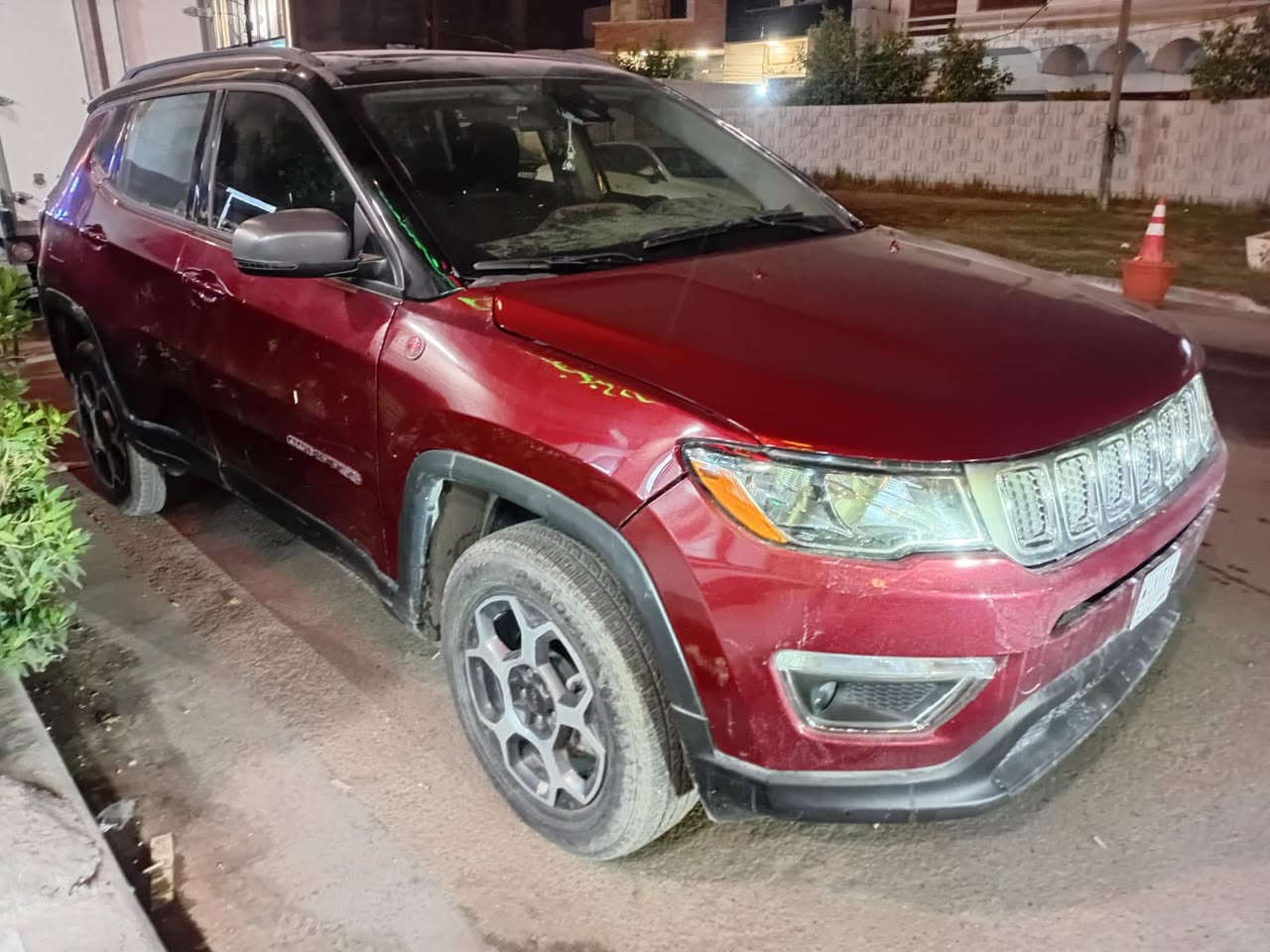 السلام عليكم 
للبيع  سيارة جيب كومباس ترول هوك موديل 22 
حادث جاملغ وبنيد
• بدون  رقم 
▪️كاميرا 360
▪️المحرك: 2.4L (اربعة سلندر) طقم تايرات بحالة ممتازة
//فتحه سقف بنورامه
▪️لايتات زينون اصل مع حاجب LED مع كشافات دعامية زينون
▪️كامرة خلفية دوارة اصل مع الستيرن
▪️حساس خلفي
▪️حساسات ورادارات الاجتياز الجانبية (نقاط عمياء)
▪️كشنات جلد اسود اصل
▪️تدفئة تبريد لكشنات المقدمة لكشنات الخلفيه تدفئه
▪️تبريد قطعتين امامي وخلفي
دكمه سايد بريك 
▪️سستم صوت
▪️تحكم ستيرن جهتين بلوتوث وحاكية وكروس سرعة وتحكم صوت 
▪️نظام ABS مانع انزلاق
▪️السيارة لون مميز ، ماروني  شاشه ديجيتال
خزن مي موري
السعر 145ورقه بغداد المنصور خلف مطعم الساعه ***********                              ***********
