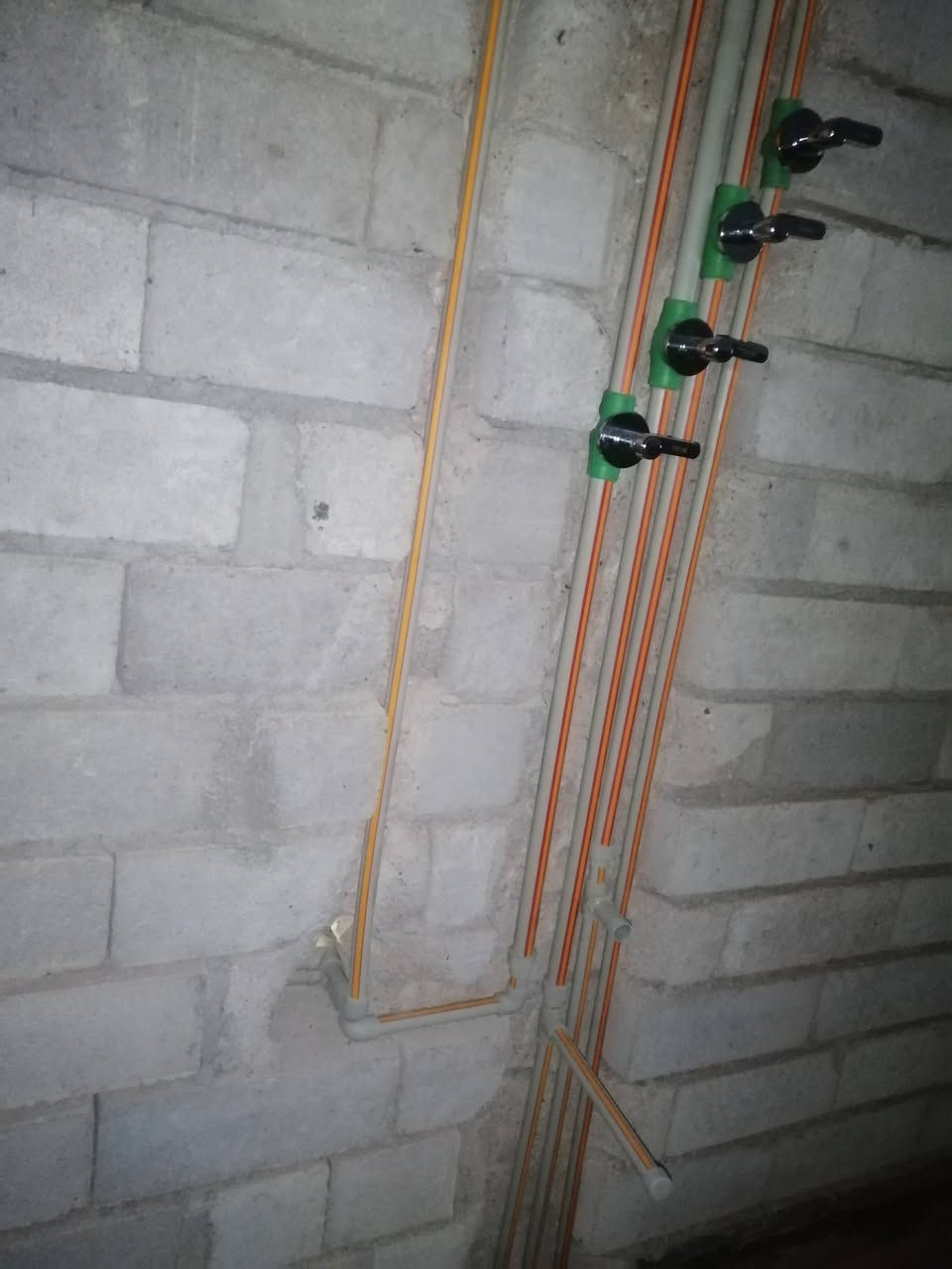 يوجد كادر عمل سباكى تاسيس بيوت مي مجاري كهربا ***********
