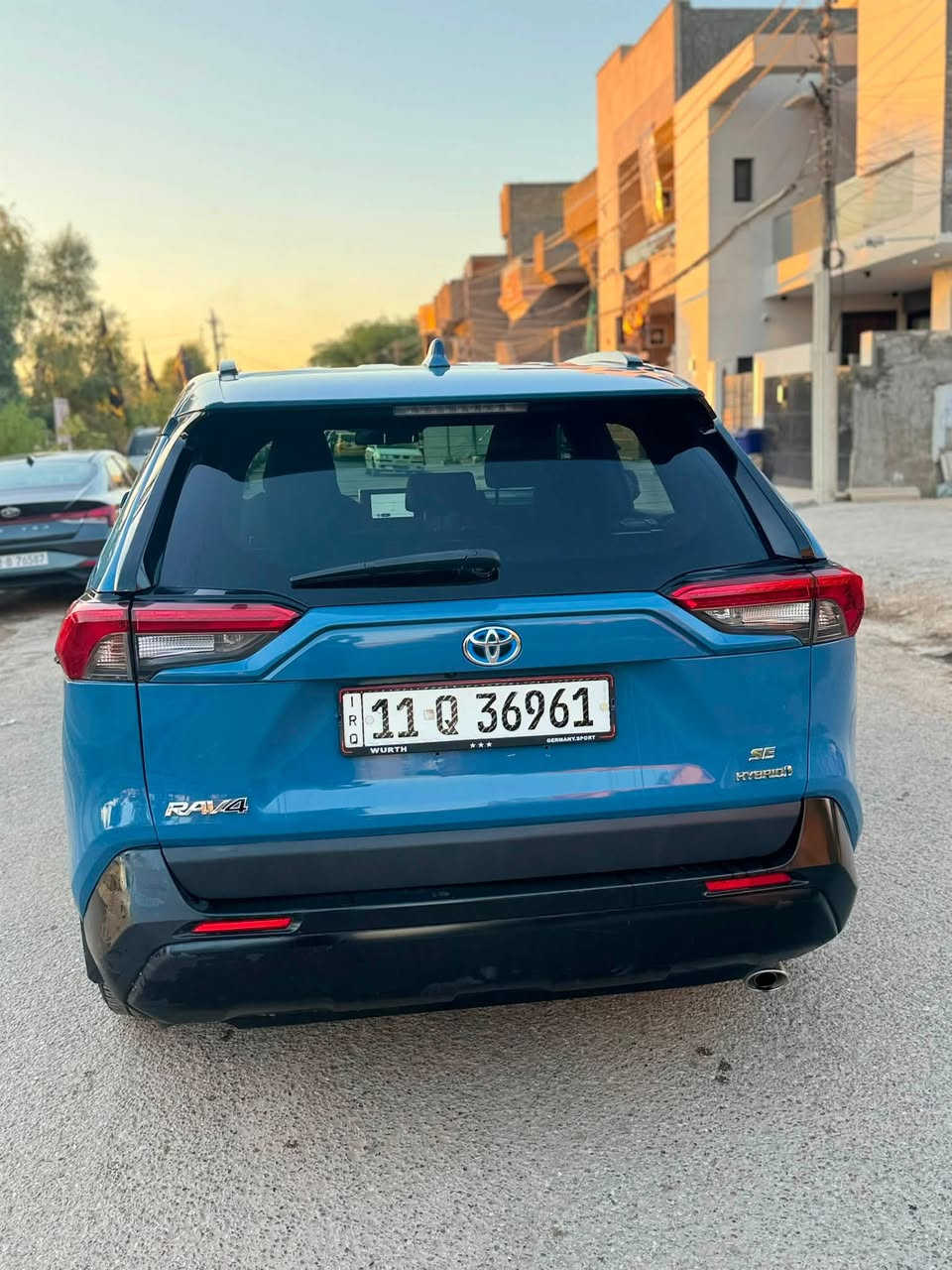 سيارةRAV4 موديل2023  أمريكي الحادث خلفي صور الحادث موجود داخل المنشور  فول مواصفات مصابيح LED أمامية.
* إضاءة نهارية LED.
* تشغيل بصمة (Push Start).
* دخول ذكي بدون مفتاح.
* مقعد السائق كهربائي بـ 8 وضعيات.
* شاشة 8 إنش.
* دعم لاسلكي لـ Apple CarPlay وAndroid Aut

* رادار أمامي مع نظام منع الاصطدام.
* مثبت سرعة راداري.
* المحافظة على المسار.
* تنبيه مغادرة المسار.
* مراقبة النقطة العمياء (Blind Spot).
* تنبيه حركة المرور الخلفية (Rear Cross Traffic Alert).
* كاميرا خلفية.
مكان السياره بغداد الحريه 
***********
السعر 240
