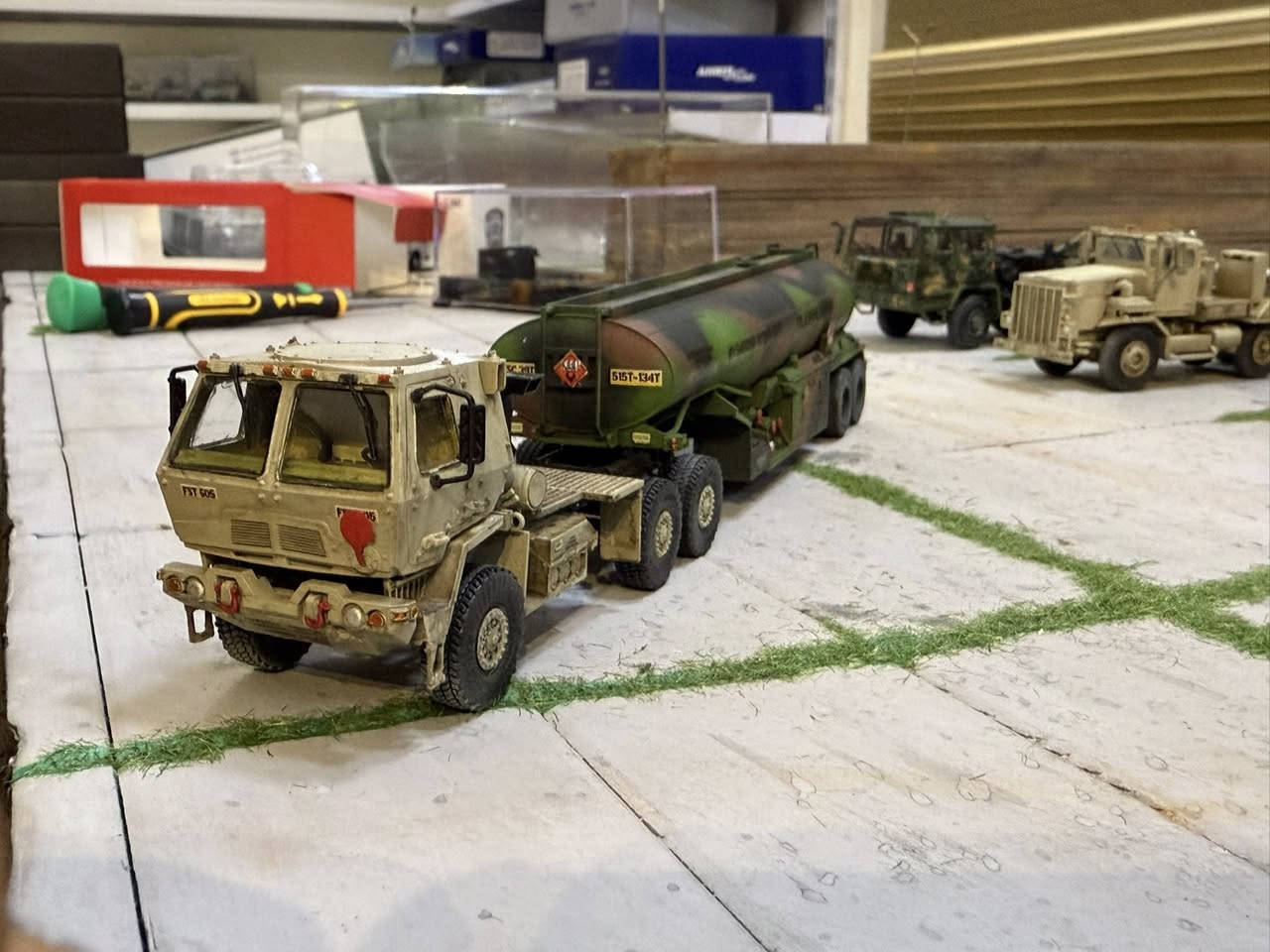 من مجموعتي
شاحنة سحب عسكرية ثقيلة من نوع Oshkosh M1070 HET (ناقلة المعدات الثقيلة)، وهي تسحب صهريج وقود ضخماً، مما يشكل وحدة إمداد استراتيجية الشاحنة (M1070): تُعد واحدة من أكبر الشاحنات في ترسانة الجيش الأمريكي، ومهمتها الأساسية هي نقل دبابات "أبرامز". النموذج هنا يظهر بلون رملي صحراوي، مع تفاصيل دقيقة في مقصورة القيادة وشبكة المقدمة الصهريج الملحق: المقطورة عبارة عن صهريج وقود كبير بتمويه "الناتو" (أخضر وبني)، ويحمل ملصقات تحذيرية مثل "FLAMMABLE" (قابل للاشتعال) وعلامات "Hazard" البرتقالية لنقل المواد الخطرة

حجم 1.72


**إذا كنت صاحب هذا الإعلان وتريد حذفه لأي سبب، رجاءا أرسل رسالة إلى الدعم الفني**