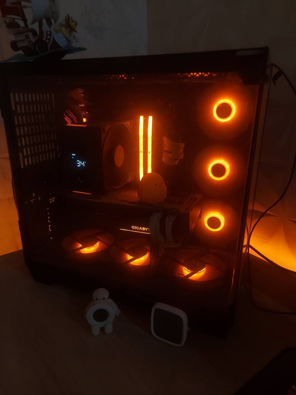 تجميعة للالعاب والمونتاج
والسعر مال واحد مستعجل عالبيع والسعر قفل لان شلون ما تحسبها هي رخيصة 

الكيس
Cpu:- I5 12400f 
M.b:-Asrock Z690 pg velocita ddr5 pcie 5 
Cooler:-deep cool Ak400 Digital 
Gpu:- Gigabyte 3080ti 3fan rgb 
Ram :- Corsaier vengenc 32 gb 5600mts rgb
Psu:-segotep 850 plus gold full moduler pcie 5 atx 3.1  
Ssd:- samsung 240 gb for system 
Ssd:- 2tb for games 
Case:-fishtank 9fan rgb 

سعر الكيس مليون و٧٥٠ الف 

الاكسسوارات 
١:- كيبورد ميكانيكي fnatic streak mini cherry mx switch واحد من اسرع سويتجات الجيمنج 

٢:- ماوس fnatic bolt wireless 

٣:- سبيكرات ماركة لوجتك 

٤:- جويستكات ثنين وايرلس وحدة ماركة easy smx والثانية ماركة 8bitdo

سعر الاكسسوارات ١٥٠ الف


**إذا كنت صاحب هذا الإعلان وتريد حذفه لأي سبب، رجاءا أرسل رسالة إلى الدعم الفني**