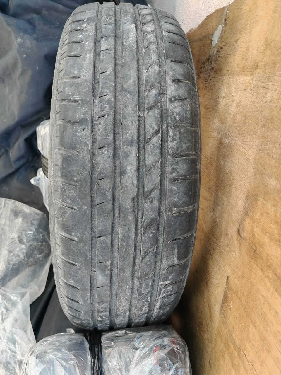 تايرات ١٥ حجم طخم ٤ نضافه كدام العين مابيهم وحده سايفه شراي قيم بما يرضي الله وخذهم ***********
