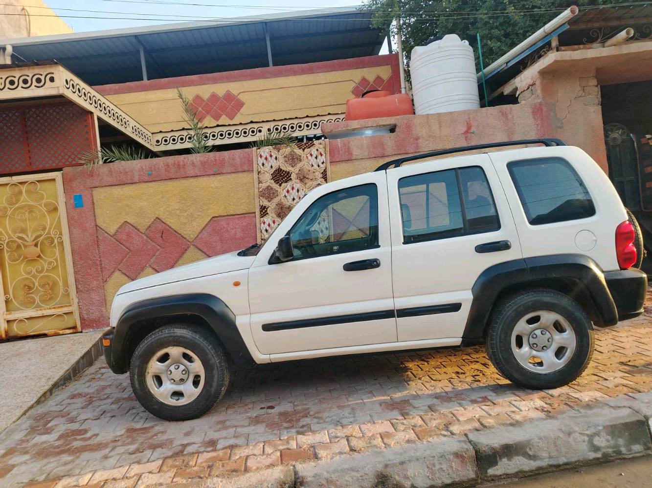 جيب لبرتي 2004 مال مزاد قرصه بعده ماطالع مزاد أربيل علمن سياره مصبوغه عام وكاله  من الضربه القويه تبريد شغال سياره ما عايزه شي بس الحداديه الوره مكان السياره البصره اتعهد  بل وكاله العامه 