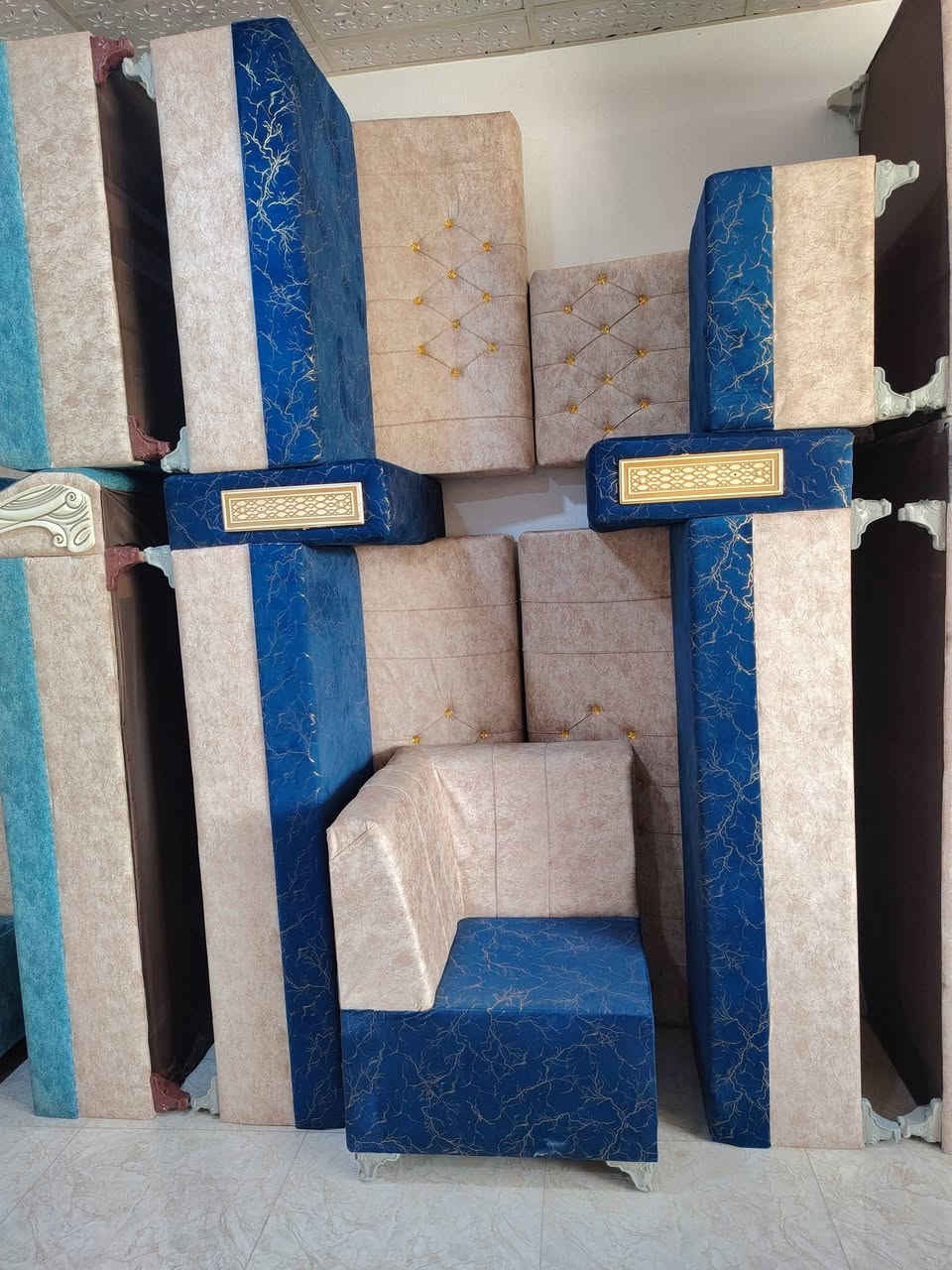 ديوان عشر مقاعد وبأنسب الأسعار يوجد خدمة توصيل ***********
معرض و مزاد ألاصدقاء
