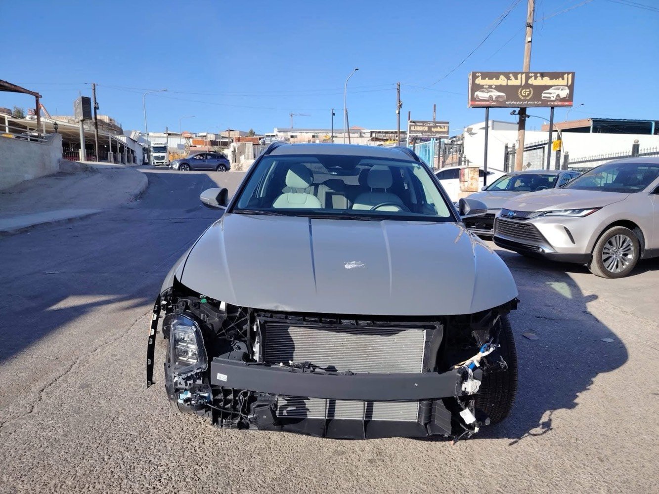 السلاك عليكم سيارة توكسان موديل 25 ضربتها بسيطه بدون دواخل حادث بسيط السياره فول عده الباني روما بيها فتحة سقف  ماشيه 23 الف اني مستوردها بكتاب شهداء باسمنه اني اتكفلك بتحويل اني اسويلك وكاله باركود بعد الها سنه ونص وتصير حره السعر 200 وبيها مجال  للاستفسار. ***********  سياره جاهزه مابيها اي نقص