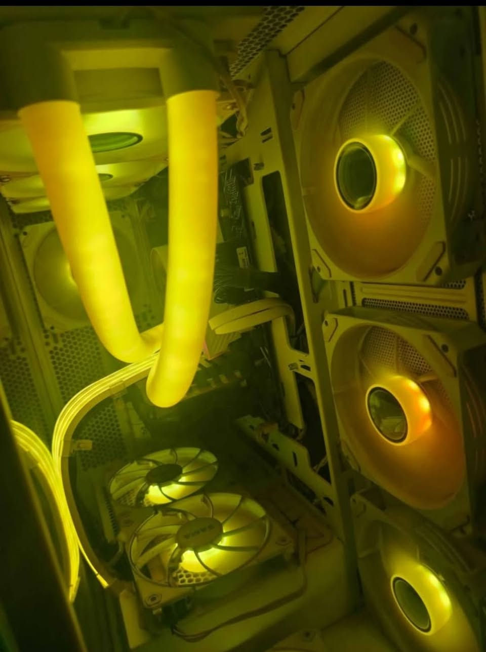 Pc قوة و جمال
⚙️ المواصفات التقنية (Specs):
​المعالج: Intel Core i5-12th Gen (الجيل الثاني عشر القوي).
​كارت الشاشة: AMD Radeon RX 6600 (أداء بطل في الألعاب والمونتاج).
​الرامات: 16GB T-Force RGB (سرعة وأناقة).
​التبريد: تبريد مائي 240mm RGB (لضمان استقرار الحرارة في أصعب الظروف).
​التخزين: 1TB SSD (سرعة فائقة في الإقلاع وتحميل الألعاب).
​مزود الطاقة: 650 Watt (طاقة مستقرة وكافية جداً للنظام).
​الكيس: SAMA White Case (تصميم عصري باللون الأبيض الناصع).
​🌈 اللمسات الجمالية والتهوية:
​المراوح: تحتوي التجميعة على 10 مروحيات RGB بالكامل، تعطي إضاءة خرافية وتبريد مثالي لكل قطع الجهاز.
​📝 ملاحظات إضافية:
​الجهاز نظيف جداً وجاهز للاستخدام المباشر.
​مناسب جداً لصناع المحتوى، الستريمرز، واللاعبين.
السعر مليون و بيها مجال


**إذا كنت صاحب هذا الإعلان وتريد حذفه لأي سبب، رجاءا أرسل رسالة إلى الدعم الفني**