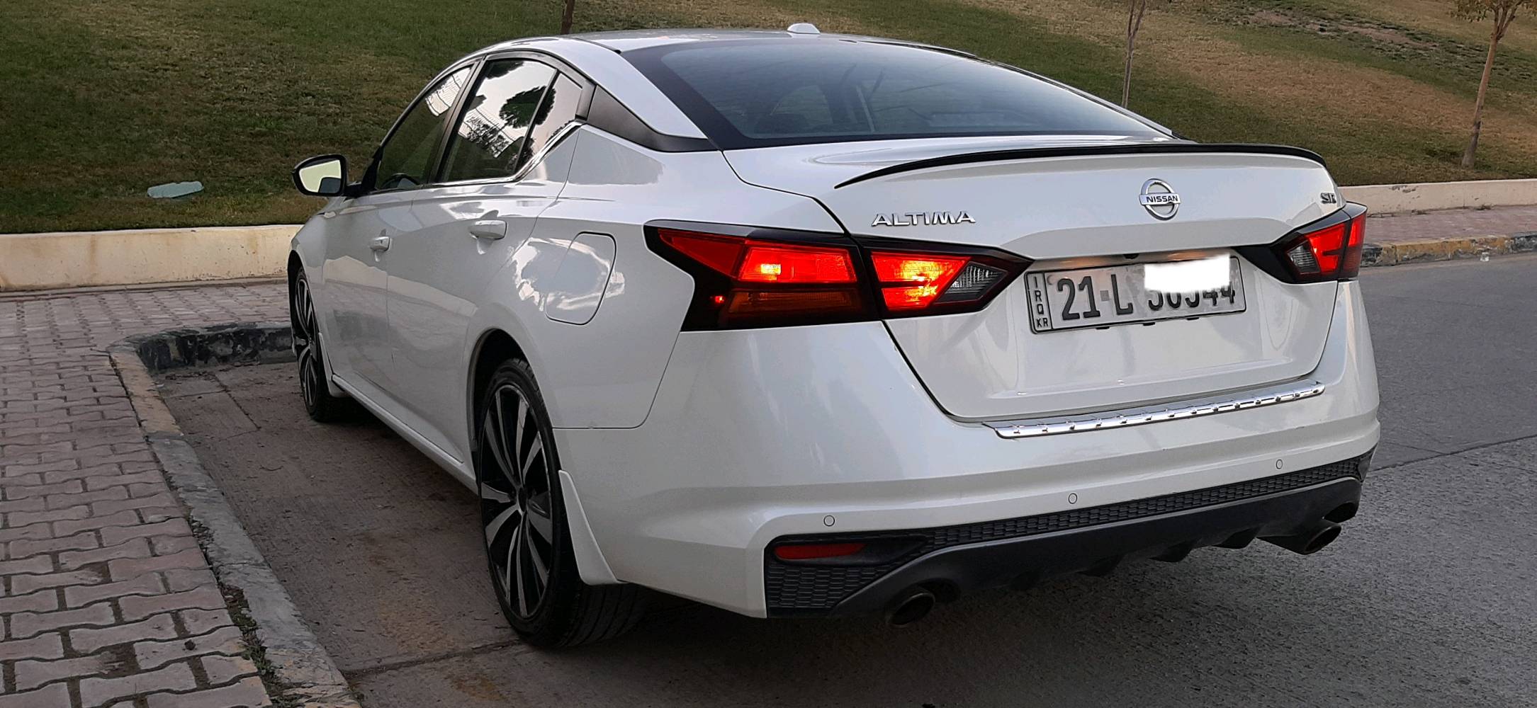 سيارة نيسان ألتيما موديل جديد لون أبيض لؤلؤي. تتميز بتصميم أنيق وحديث، مع جناح خلفي رياضي وجنوط كبيرة تعطي مظهر جذاب. داخلية من الجلد الفاخر مع وسائل راحة متقدمة. السيارة بحالة ممتازة مع القليل من الاستخدام. الأسعار قابلة للتفاوض لمشتري جاد.