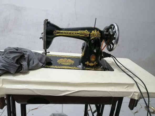 مكينة خياطة اصلية ام الاسد شغالة على الفحص  مكينة وماطور ودواسة وميز السعر ٦٥ الف المكان نجف حي ميسان ***********
